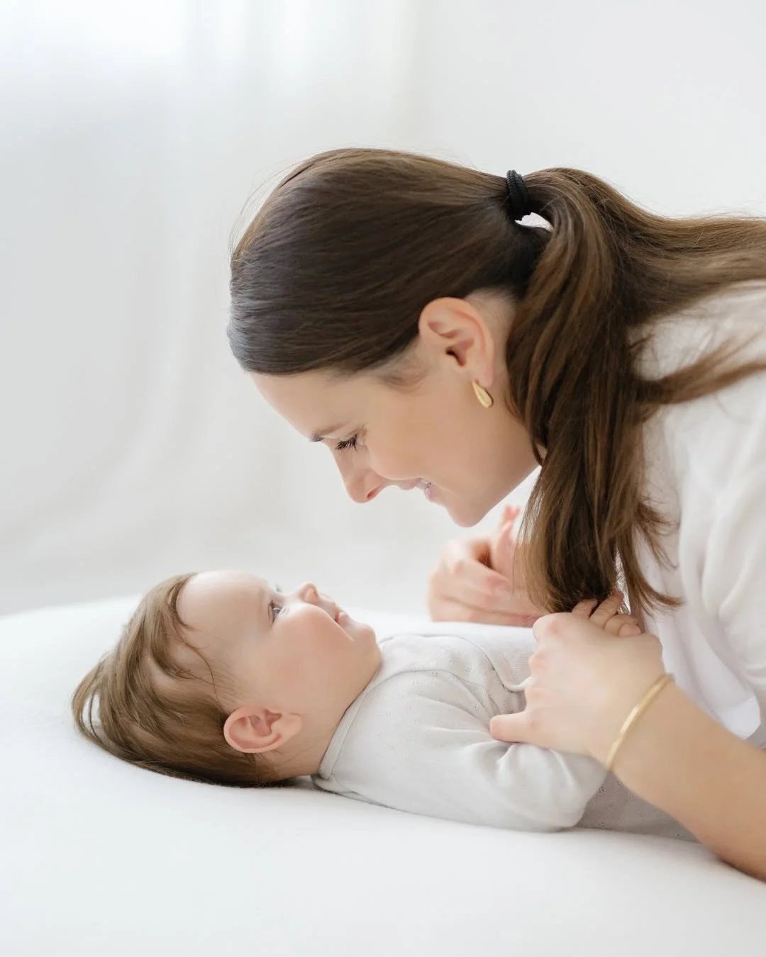 Zlaťoučk&aacute; Ninu&scaron;ka, kter&aacute; za mnou při&scaron;la s maminkou vyfotit si miln&iacute;k třet&iacute;ho měs&iacute;ce. Tohle focen&iacute; bylo n&aacute;dhern&eacute; shled&aacute;n&iacute;, protože jsme během něj zjistily, že jsme se 