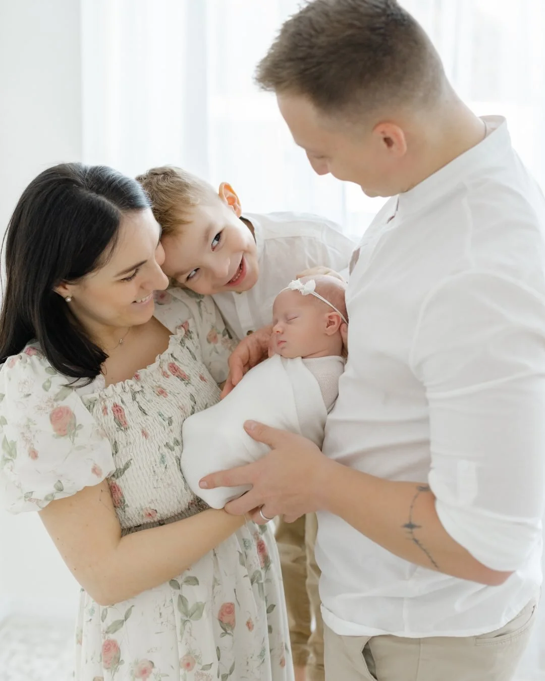 Newborn focen&iacute; mal&eacute; Miu&scaron;ky 🫶🏻 Tohle focen&iacute; bylo tak přirozen&eacute;, pln&eacute; sm&iacute;chu, objet&iacute; a mal&yacute;ch momentů, kter&eacute; se nedaj&iacute; naaranžovat 🫶🏻
.
.
.
#newbornfoceni #focenimiminek #