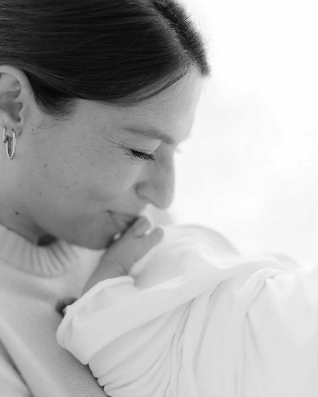 V t&eacute;hle přen&aacute;dhern&eacute; s&eacute;rii ABSOLUTNĚ miluju &uacute;směv maminky na mal&eacute;ho Art&iacute;ka 🤍 Je to jedna z nejkr&aacute;sněj&scaron;&iacute;ch vzpom&iacute;nek jak&aacute; se mi podařila zachytit.
.
.
.
.
.
#novorozen