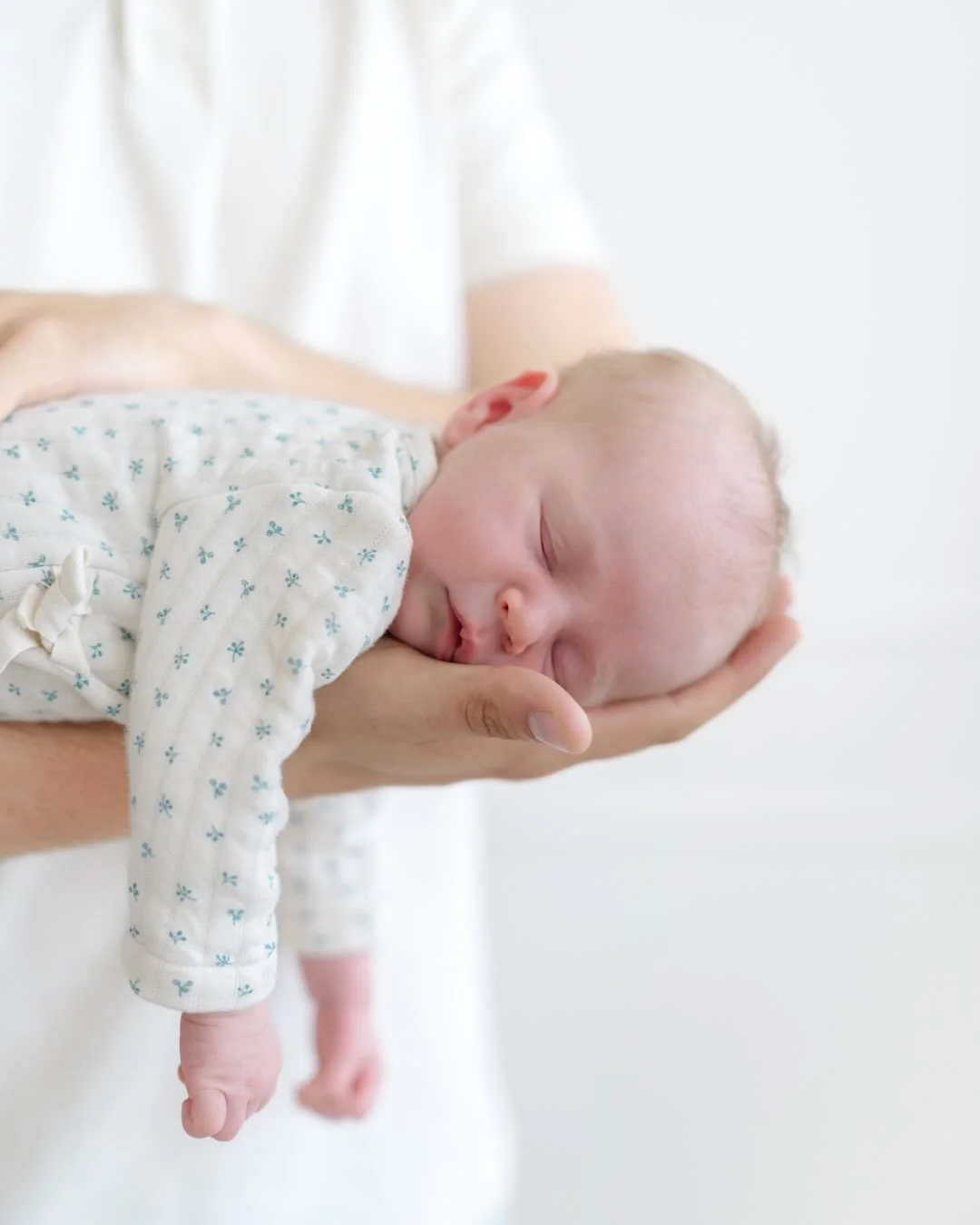 Maličk&aacute; Isabelka a jej&iacute; prvn&iacute; dny života na světě 🫶🏻
.
.
.
.
.
#novorozeneckafotografka #newbornfotografka #fotografkabrno #fotografkamiminek #budemetri