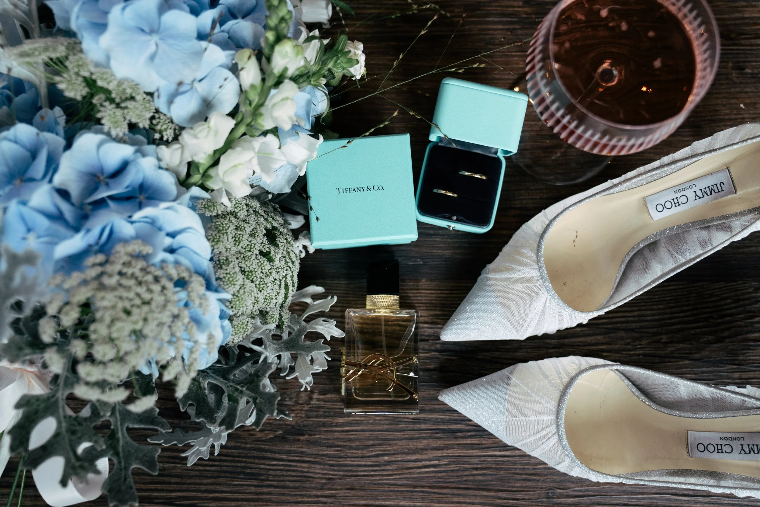 Blumen, Tiffany & Co. Schmuck, Champagnerglas, Schuh, Parfümflasche