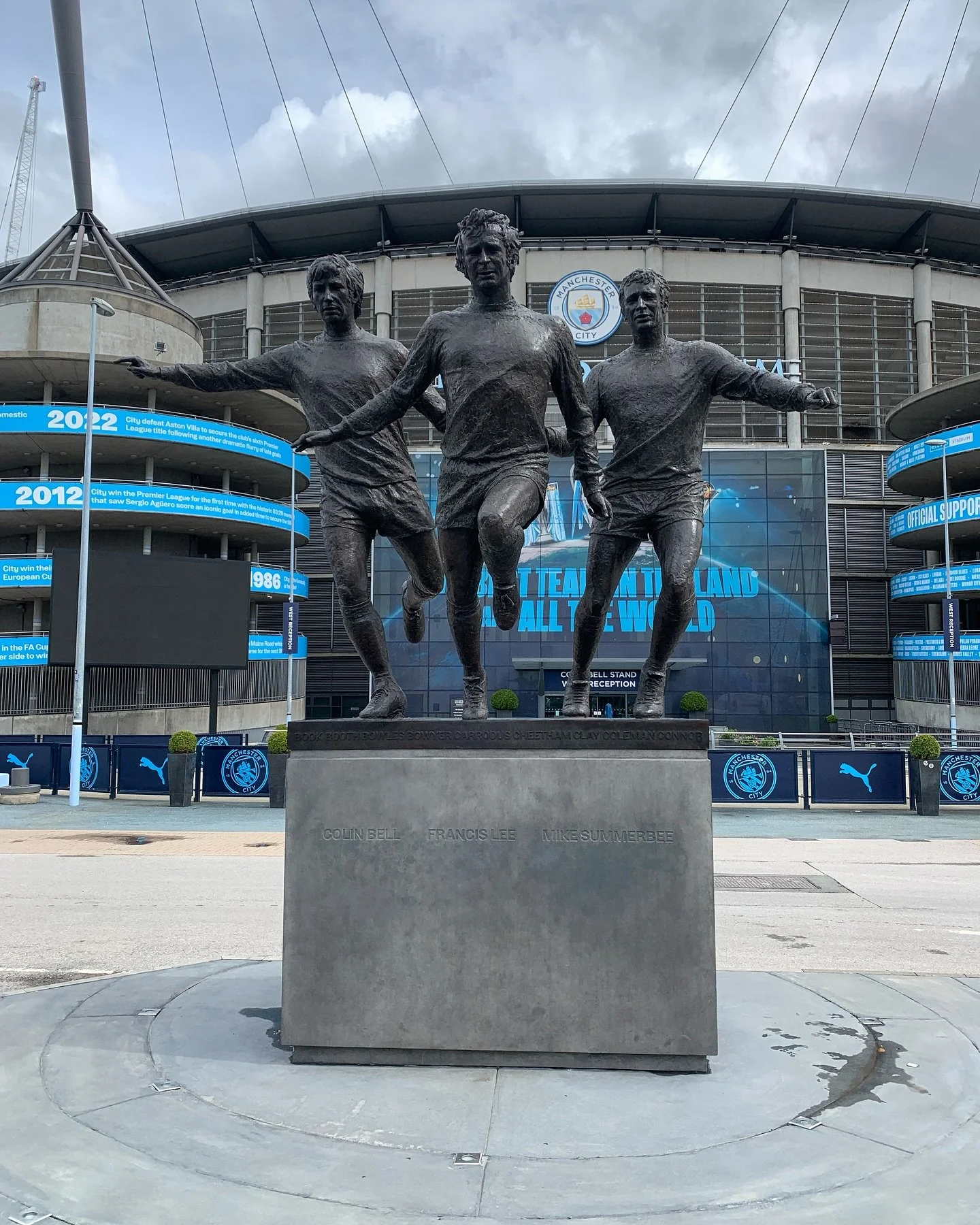 You&rsquo;re either blue or red in this city, never, ever, ever both. Combine your &ldquo;soon to be famous &ldquo; Miles With Mike Manchester Taxi Tour with a stadium tour. You choose the colour 😎⚽️🤣 DM me, the cabs yours, and let&rsquo;s get you 