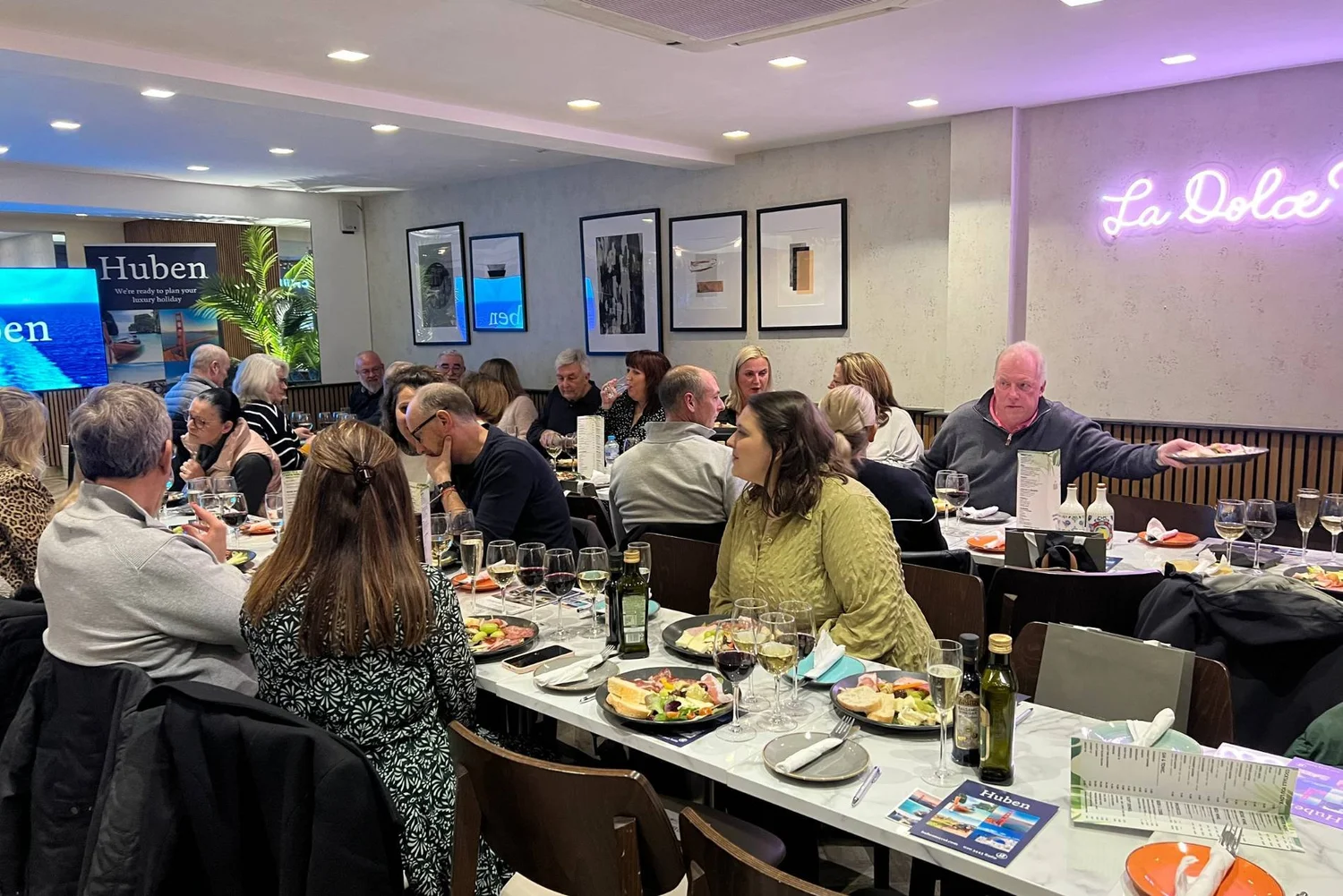 Guests enjoying dinner at a Huben hosted event