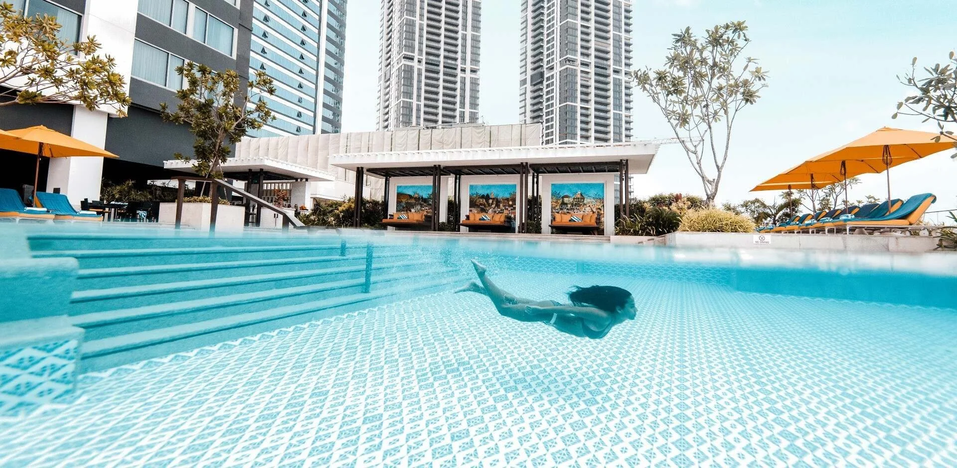The outdoor pool at Shangri-La Colombo with the city skyline behind