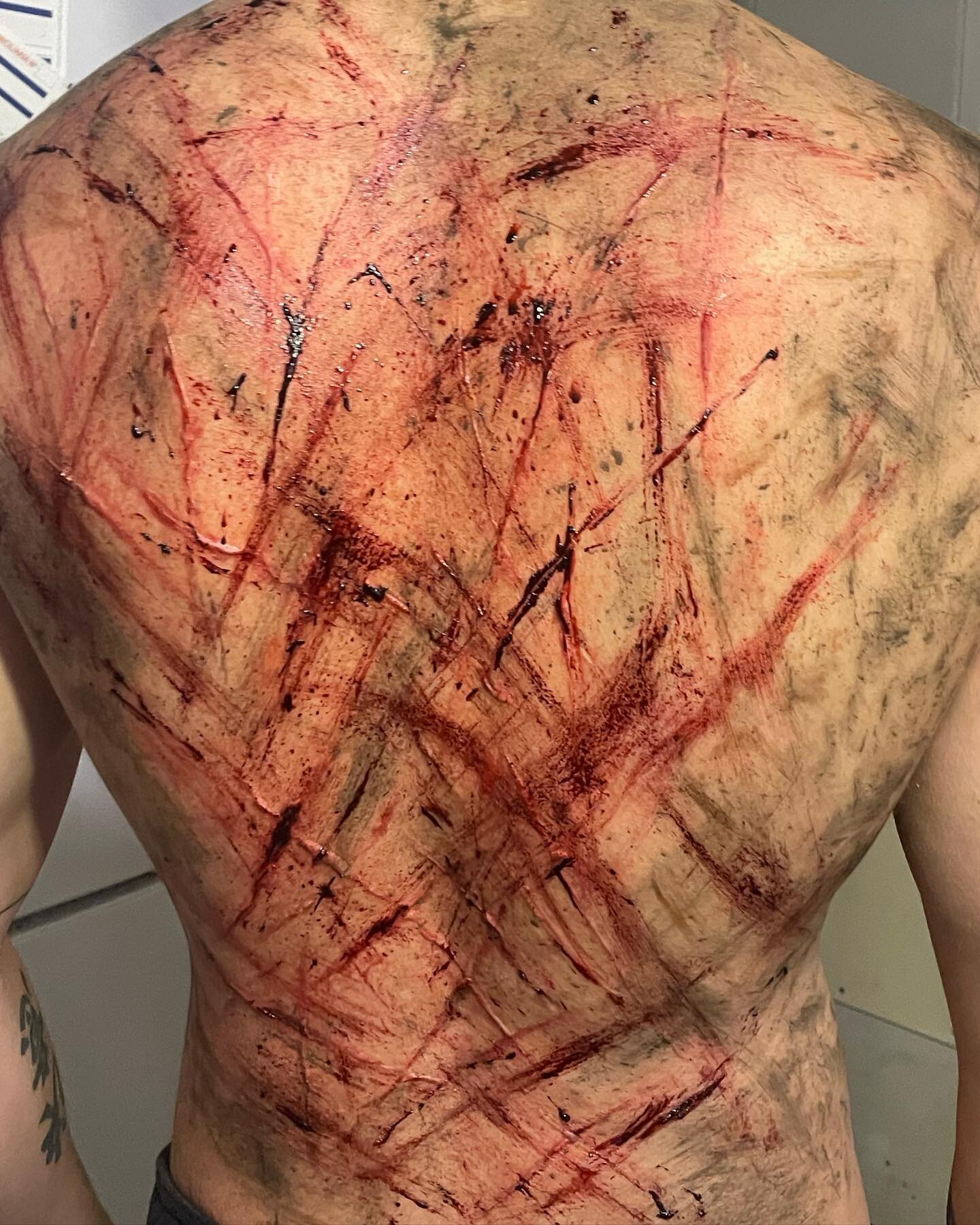 ya lo hab&iacute;a subido a stories pero lo dejo tambi&eacute;n por aqu&iacute; 💥🤘🏼
ambientaci&oacute;n de latigazos sin pr&oacute;tesis (en la &uacute;ltima foto se ve parte del proceso) 
suuuper contenta de poder estar probando materiales, t&eac