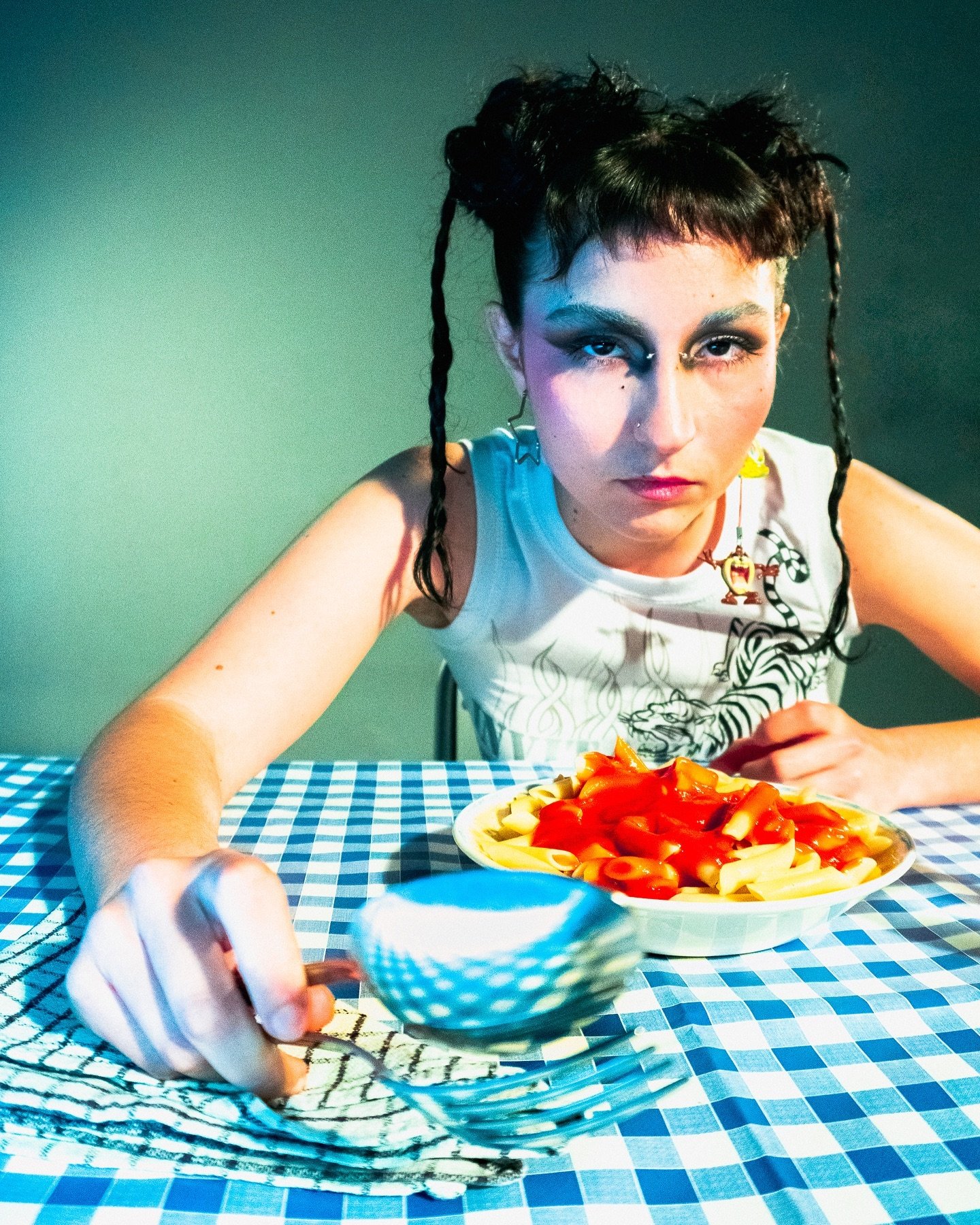 sesi&oacute;n que usamos de excusa para llenar a andrea de tomate

Dir. arte y foto @ez.erre 
producci&oacute;n y Ayd. foto @attgab 
estilismo y modelo @la.vida.es.mear 
MUAH @byluciasanchez 
runner @iker_echevas 

&zwnj;#muaawesome @muaawesome&nbsp;