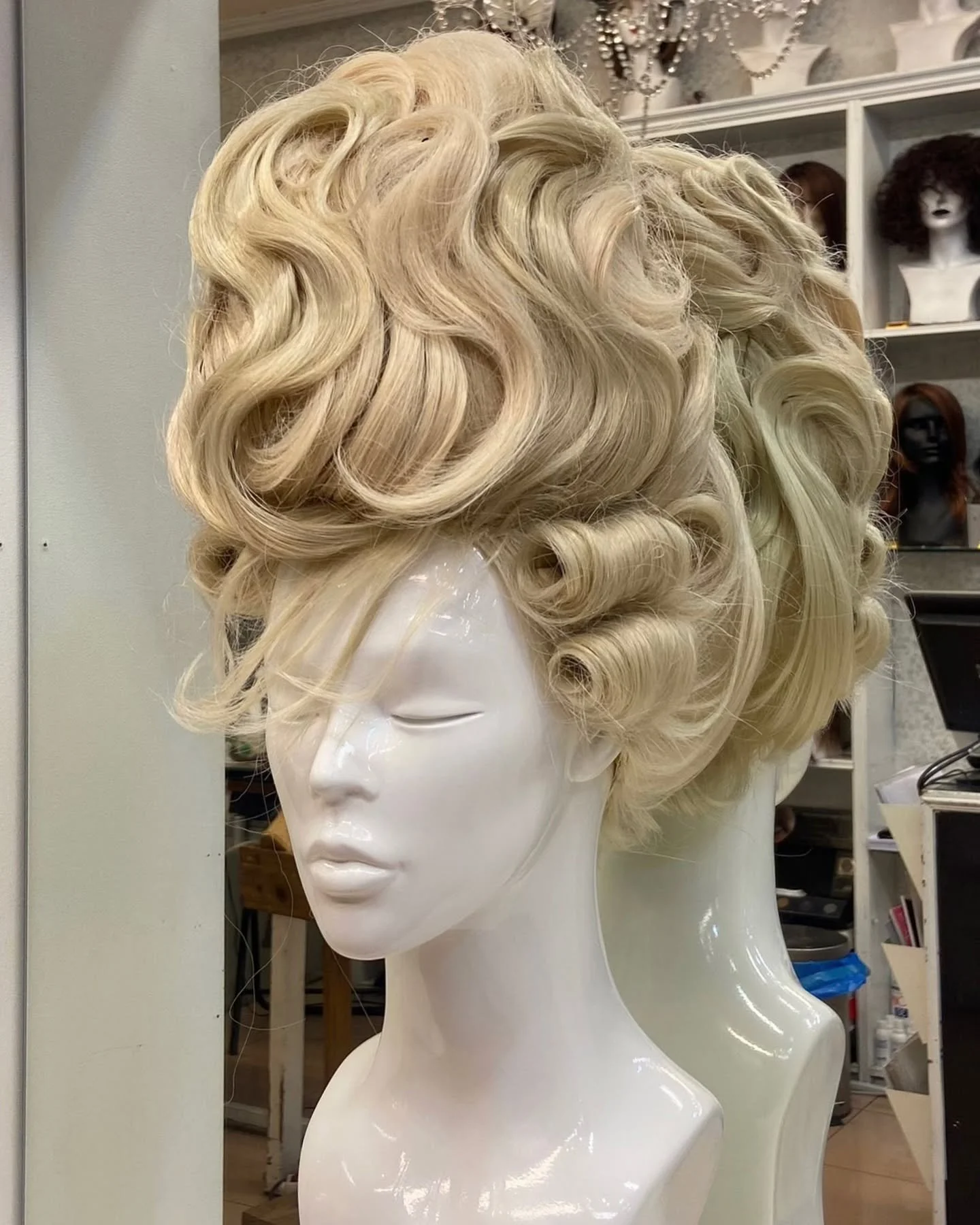 Los peinados estilo rococó siempre serán mis favoritos. Este lo hice cuando trabajaba en Talia para una publi. El cliente nos trajo dos pelucas que quería aprovechar y este fue el resultado. 
#hair #hairstyling #wig #rococo