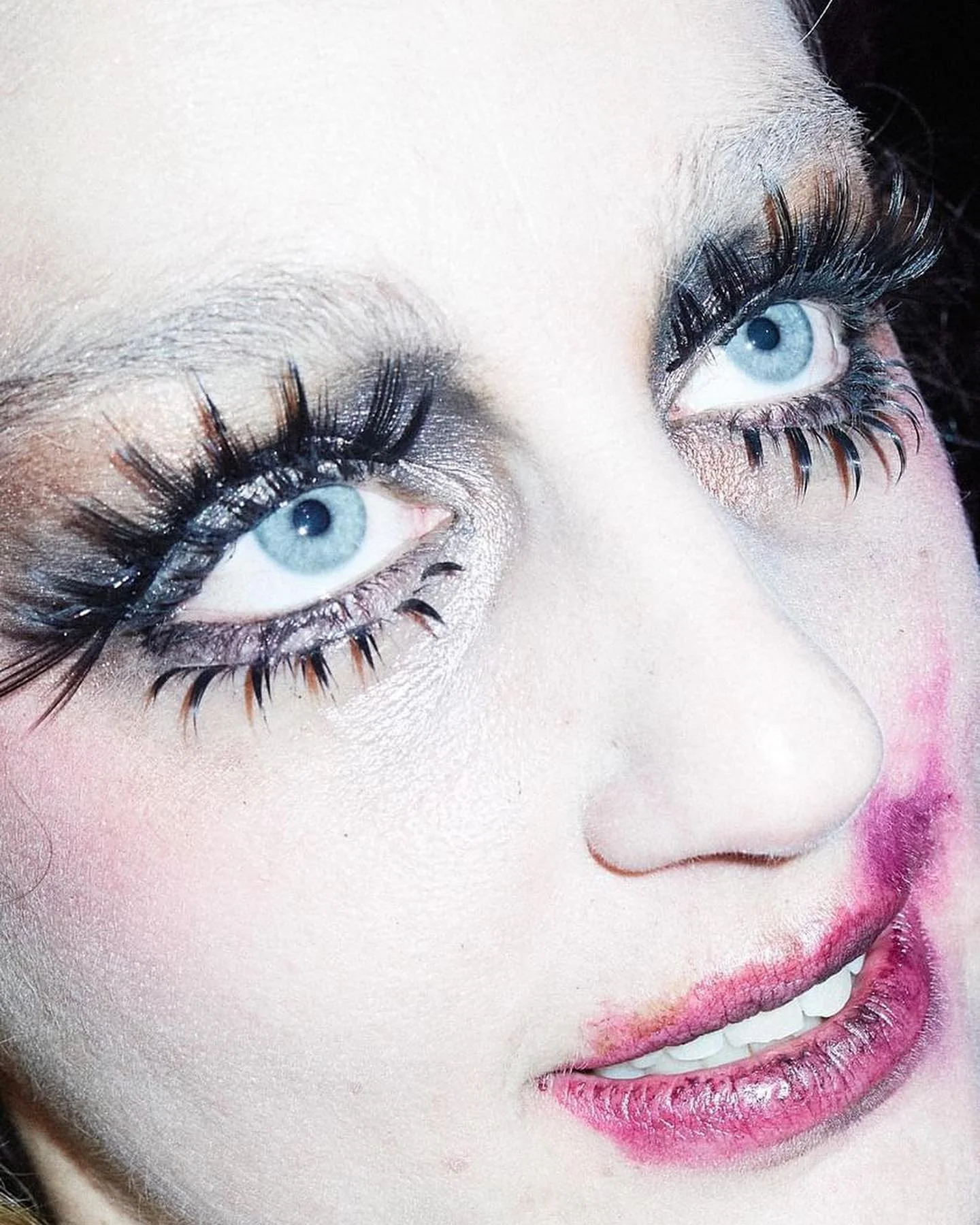 Cucaracha sexy para @laelitepunk ft @4mdaa 
dirigido por @fede.mania y @pablo.amores 
MUAH + headpieces 
asistentes @bysaaritaamkup @_art.natt_