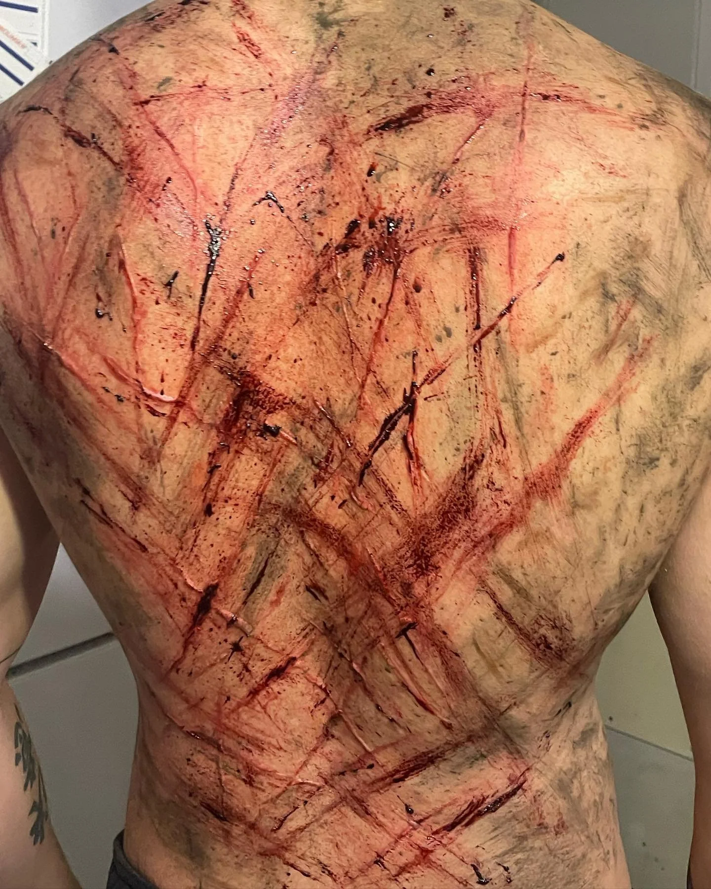 ya lo había subido a stories pero lo dejo también por aquí 💥🤘🏼
ambientación de latigazos sin prótesis (en la última foto se ve parte del proceso) 
suuuper contenta de poder estar probando materiales, t&eac