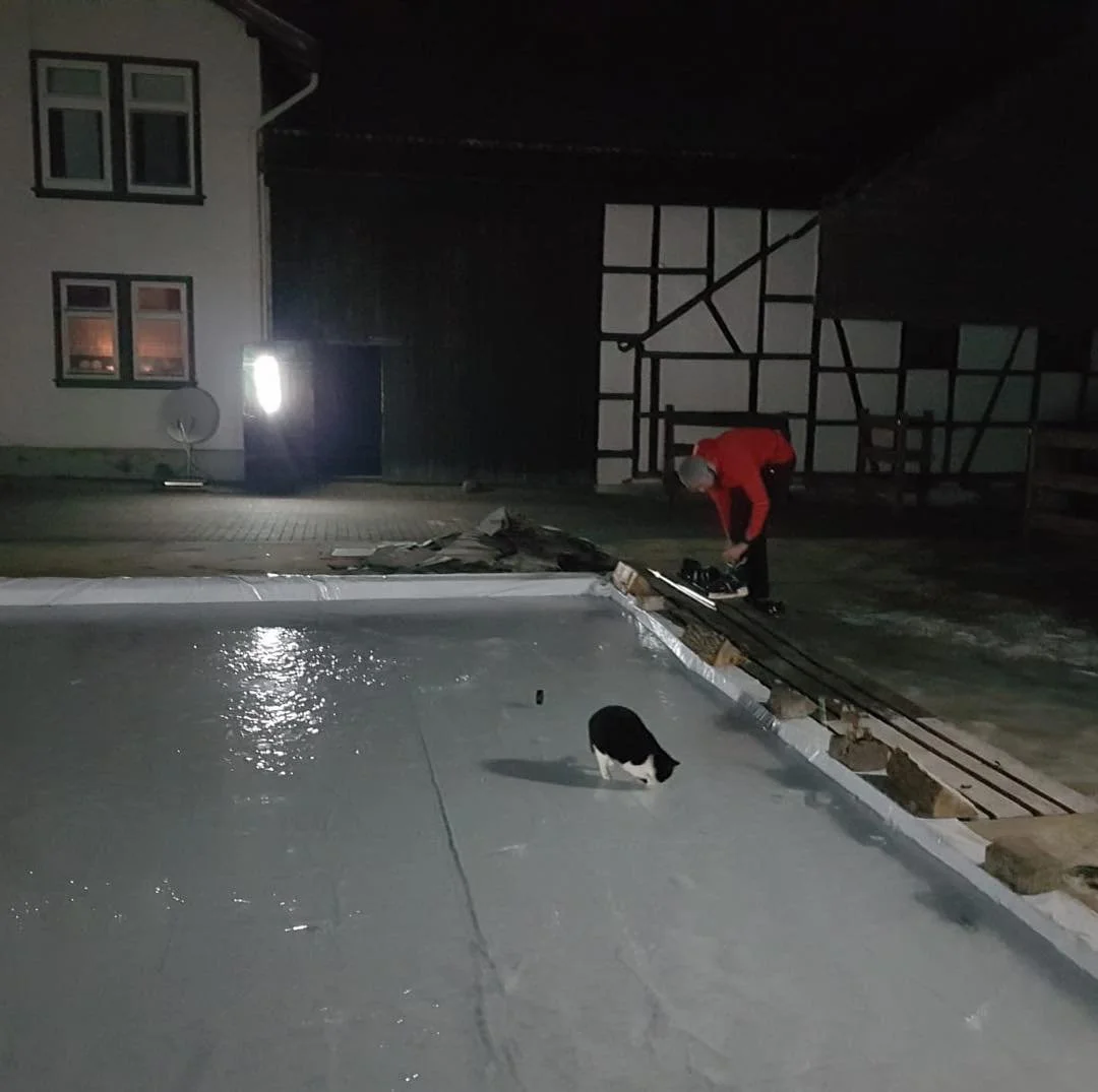 Ha 💪! Endlich hat’s geklappt, die eigene Eisfläche ist fertig ❄️🥅🏒🥌⛸.
Dank erstklassiger Unterstützung durch @sassilie („Ja klar, lass mal machen“), haben wir das Ding in 2 Tagen zum Schlittschuhlaufen fertig gebracht.