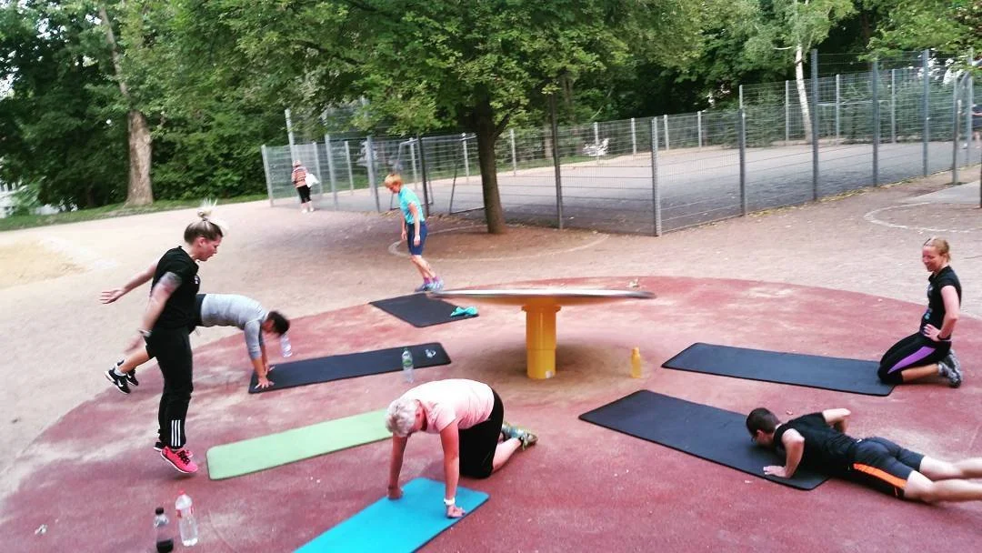 Willkommen zur Bildreihe Burpee 😆... wunderbare Zusammenfassung des Bewegungsablaufs 😉.