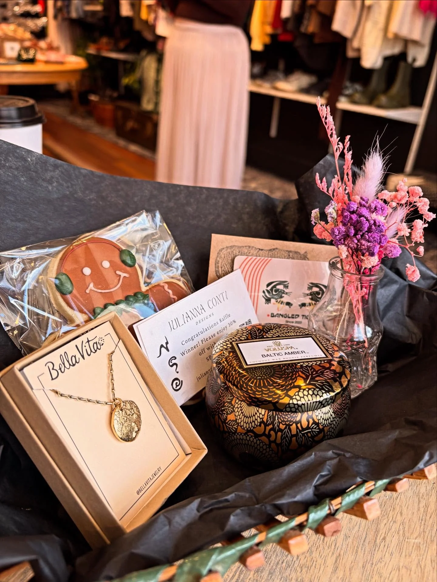 ✨gift basket giveaway!✨ with any purchase today during our popup!  come visit today until 2 @saltblossom_ @juliannacontidesigns @sweet.curiosity @bellavitajewelry 

mini dried arrangement 
cutest gingerbread cookies
discount code for a julianna creat