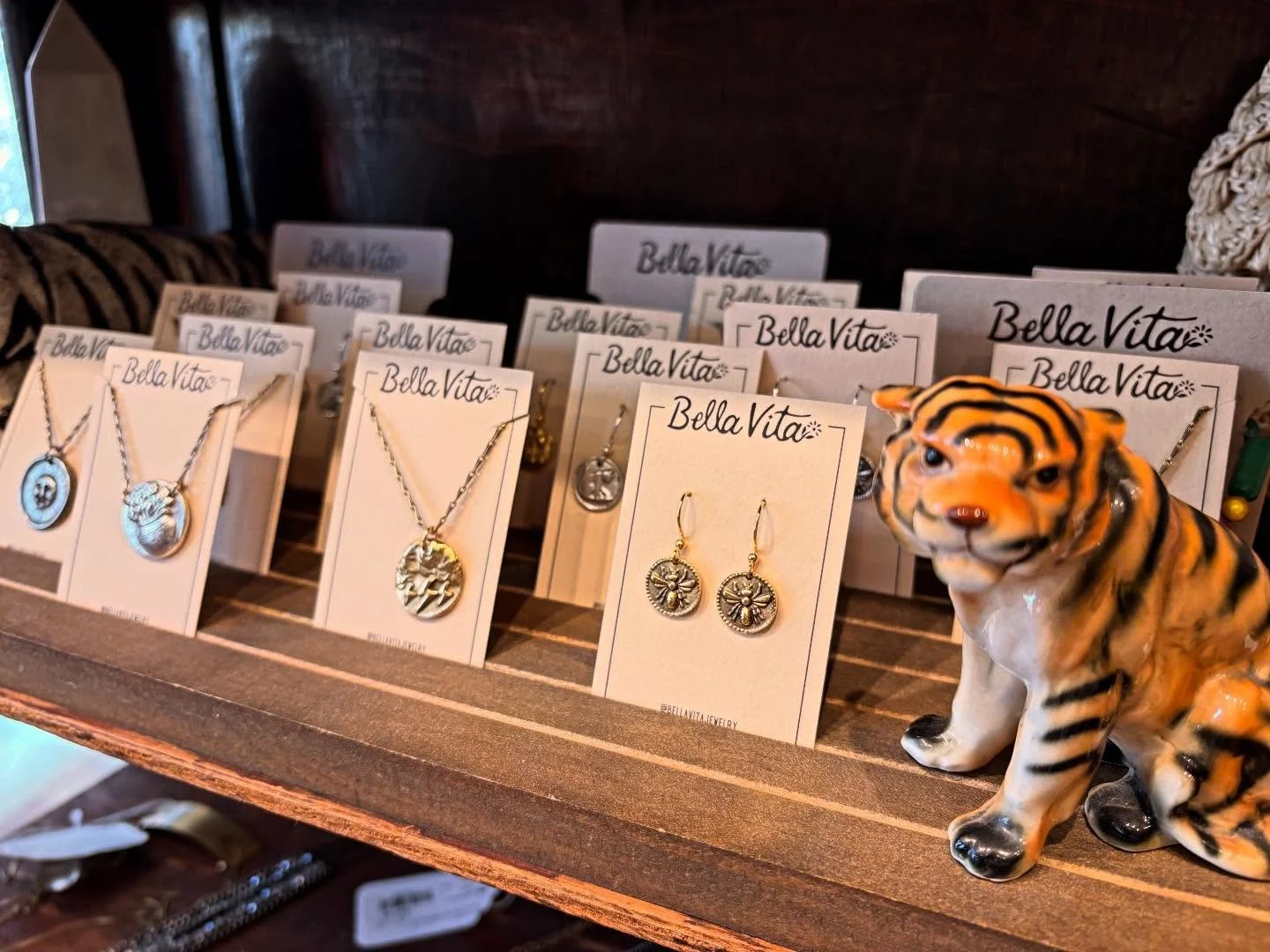 ✨gift idea✨ sweet, beautiful vintage button pendant earrings and necklaces by @bellavitajewelry