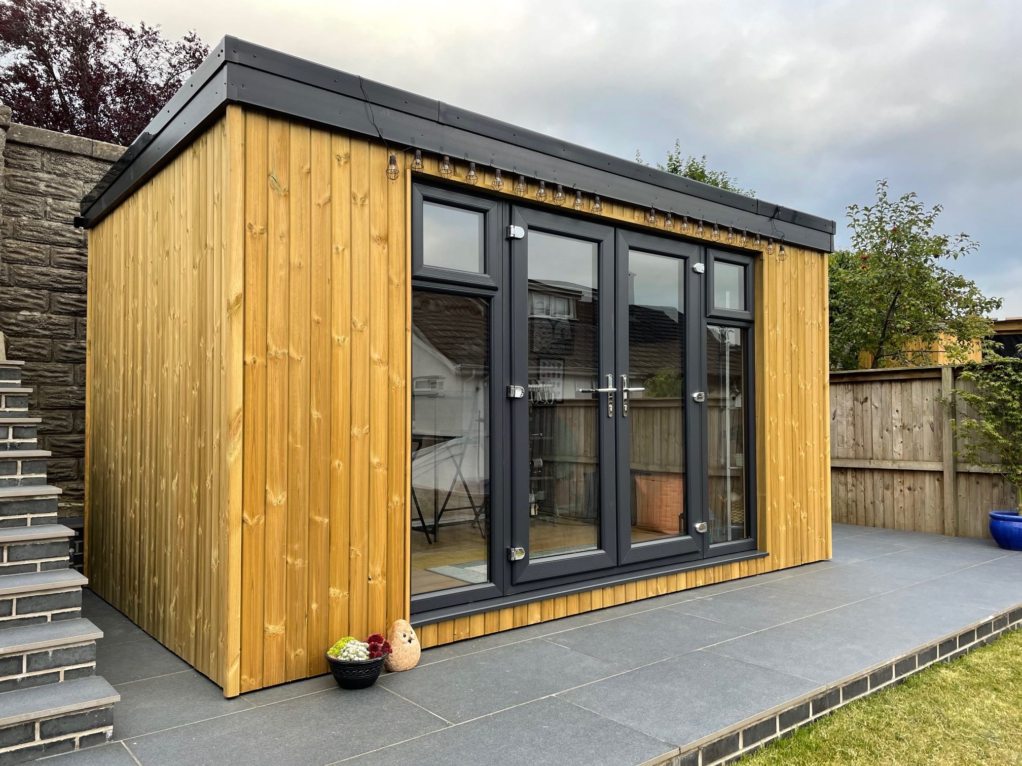  A modern garden office with sliding doors, ideal for a comfortable and stylish workspace. 