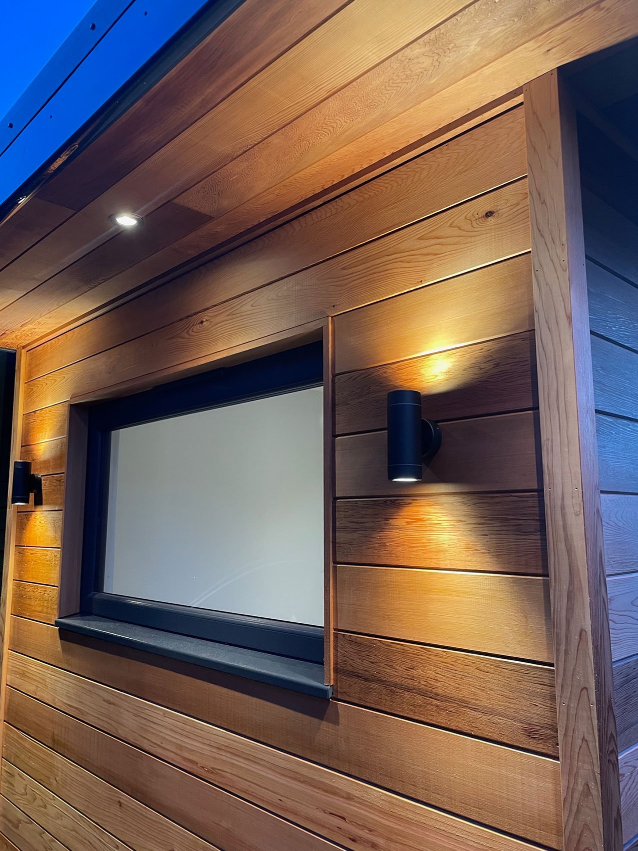  Charming summerhouse featuring a lit window, creating a welcoming ambiance. 