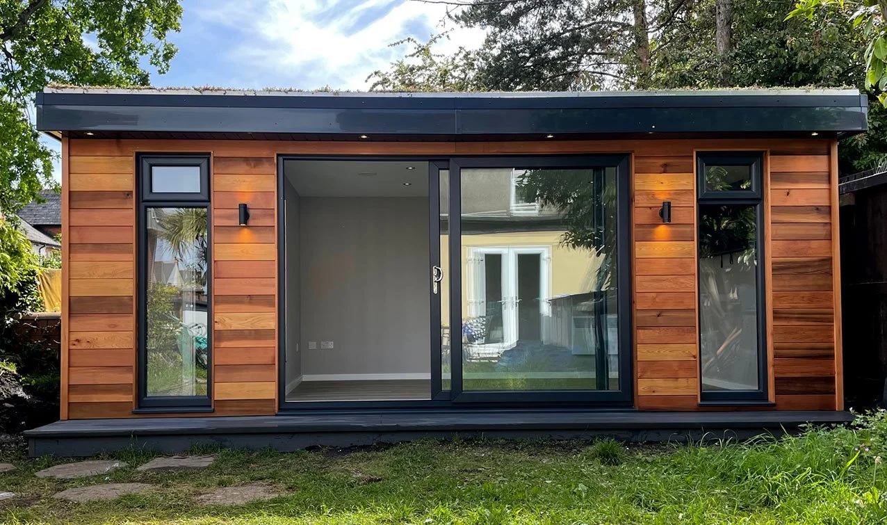  Small garden office with sliding doors, perfect for remote work or relaxation. 