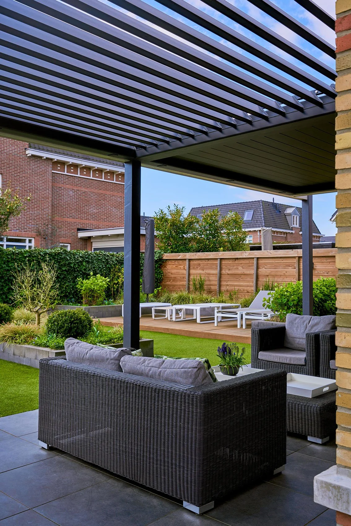 dark-aluminium-garden-pegolas.jpg