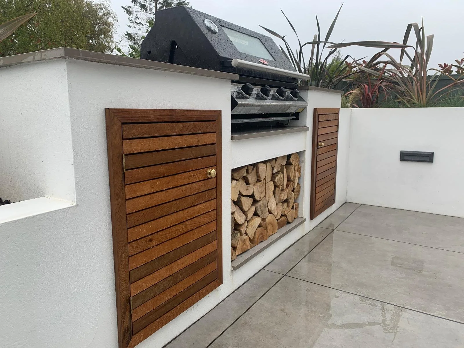 luxury-outdoor-kitchen-with-bbq-and-seating-modern-garden.jpeg