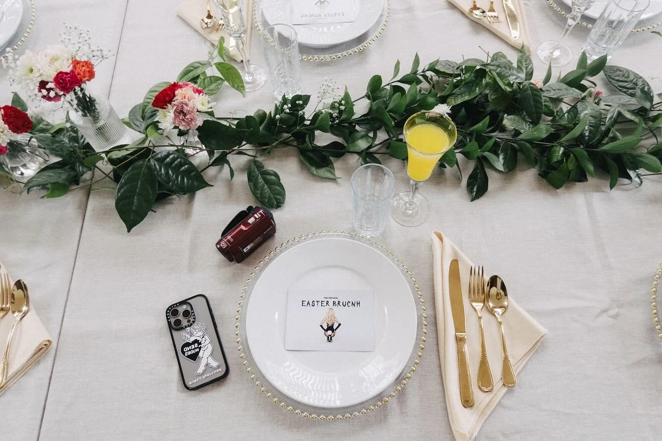 Happy Easter from us! #CasaDearJackie seems to be the perfect place for all your long table celebrations 🤍🐥 
(Online soon, after renovations)
Table scape by @scapes.scapes