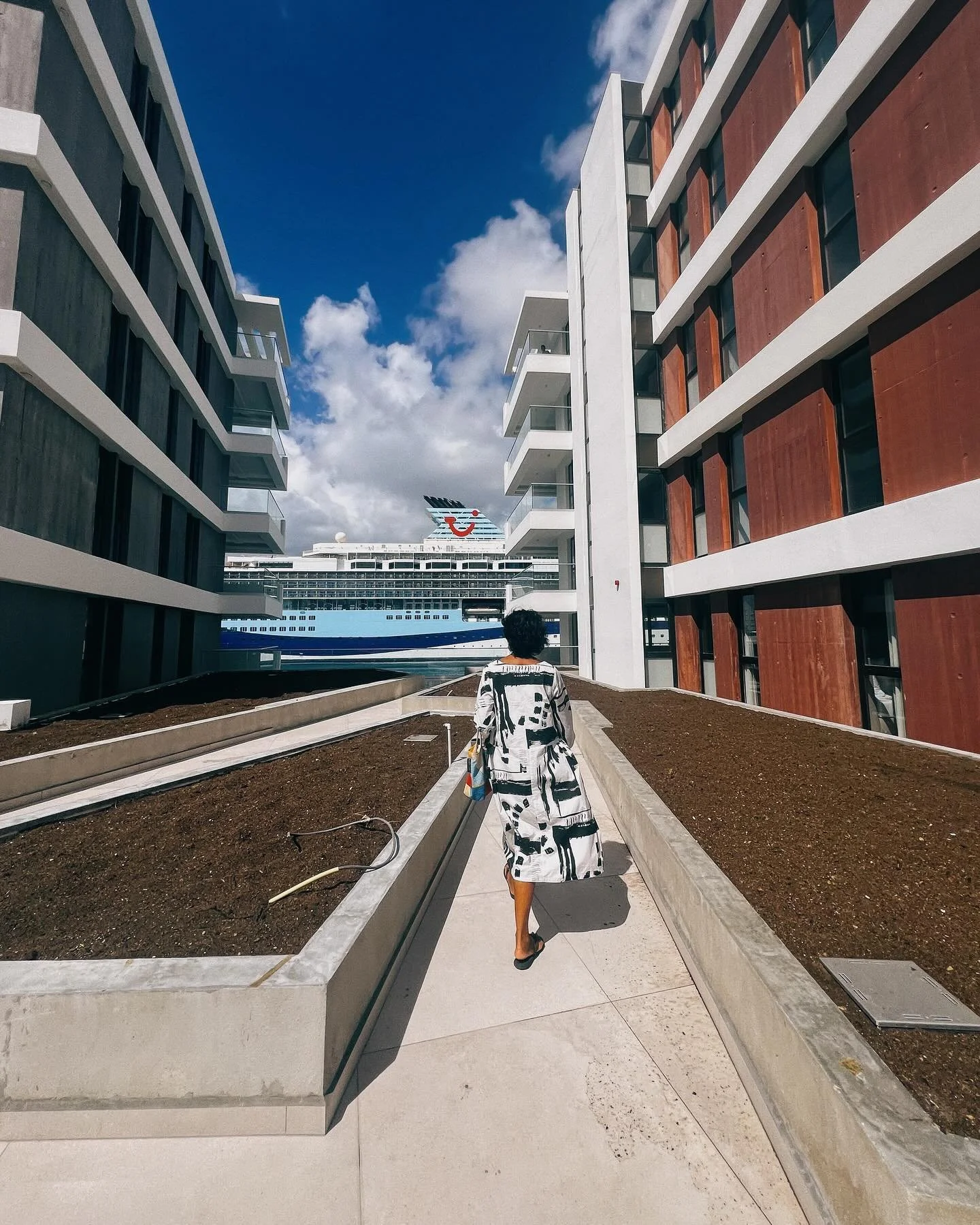 This apartment will be up on the site soon! Located in the city center with a view on the Sint Annabaai. One bedroom townhouse with a rooftop. Also access to the gym and the pool. Stay tuned ☀️