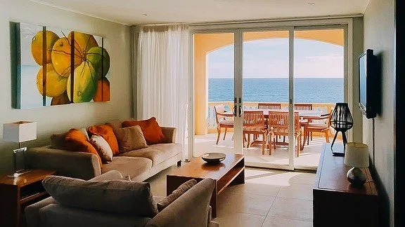 Per 2e week Juli 2023 te HUUR voor langere termijn :

Luxe volledig gemeubileerd appartement op eerste verdieping (2nd floor) zeezicht over de hele breedte , een priv&eacute;-strand en zwembad voor de bewoners van The Strand, Penstraat.

Hogere prijs