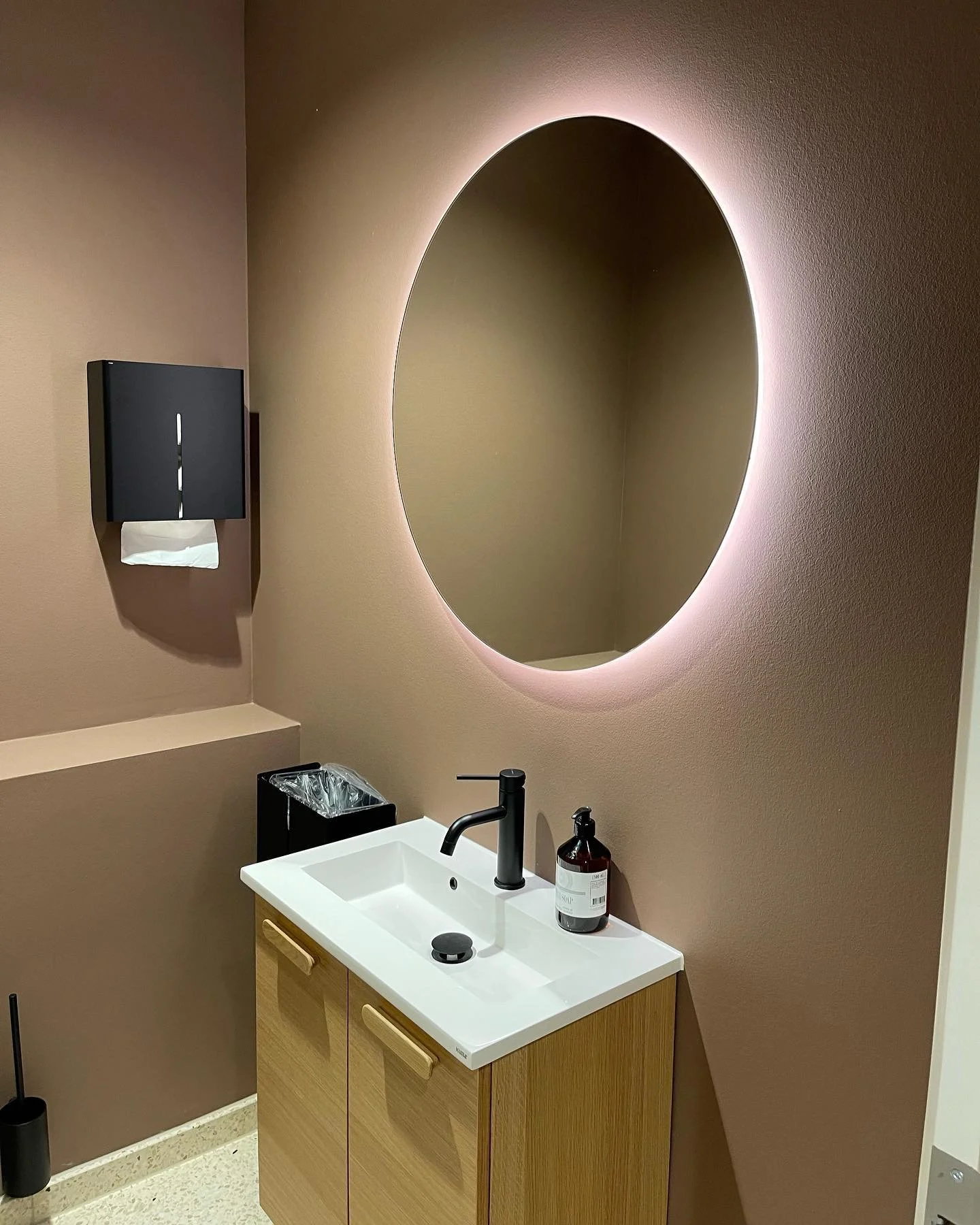 Fineste eksempler p&aring; indirekte lys hos @nordic_female_founders med bl&oslash;de silhuetter og uden nogen bl&aelig;nding med fokus p&aring; at skabe et motiverende og behageligt lysmilj&oslash; 🙌🏻🕯 

#lys #light #lysdesign #architecture #desi