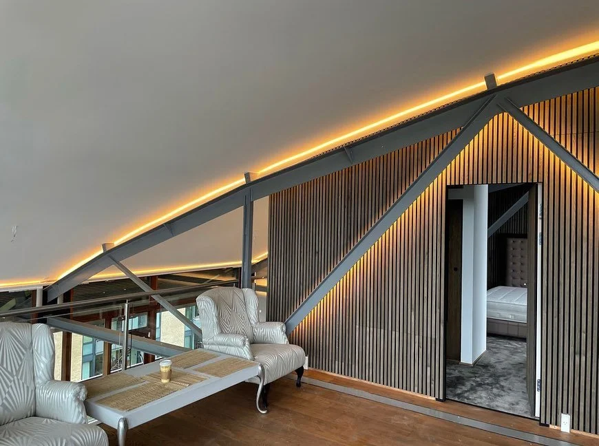 I dette projekt understreger lyddesignet de arkitektoniske detaljer imens lyset bidrager til en unik struktur p&aring; v&aelig;ggen 💡

#lys #lysdesign #light #architecture #design