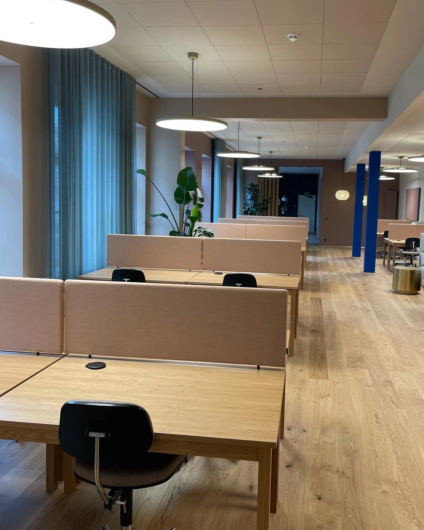 Et f&oslash;r og efter indblik p&aring; female founders kontoret 🌟 Vi er s&aring; glade for resultatet! 

#light #lys #indretning #interior #interiordesign