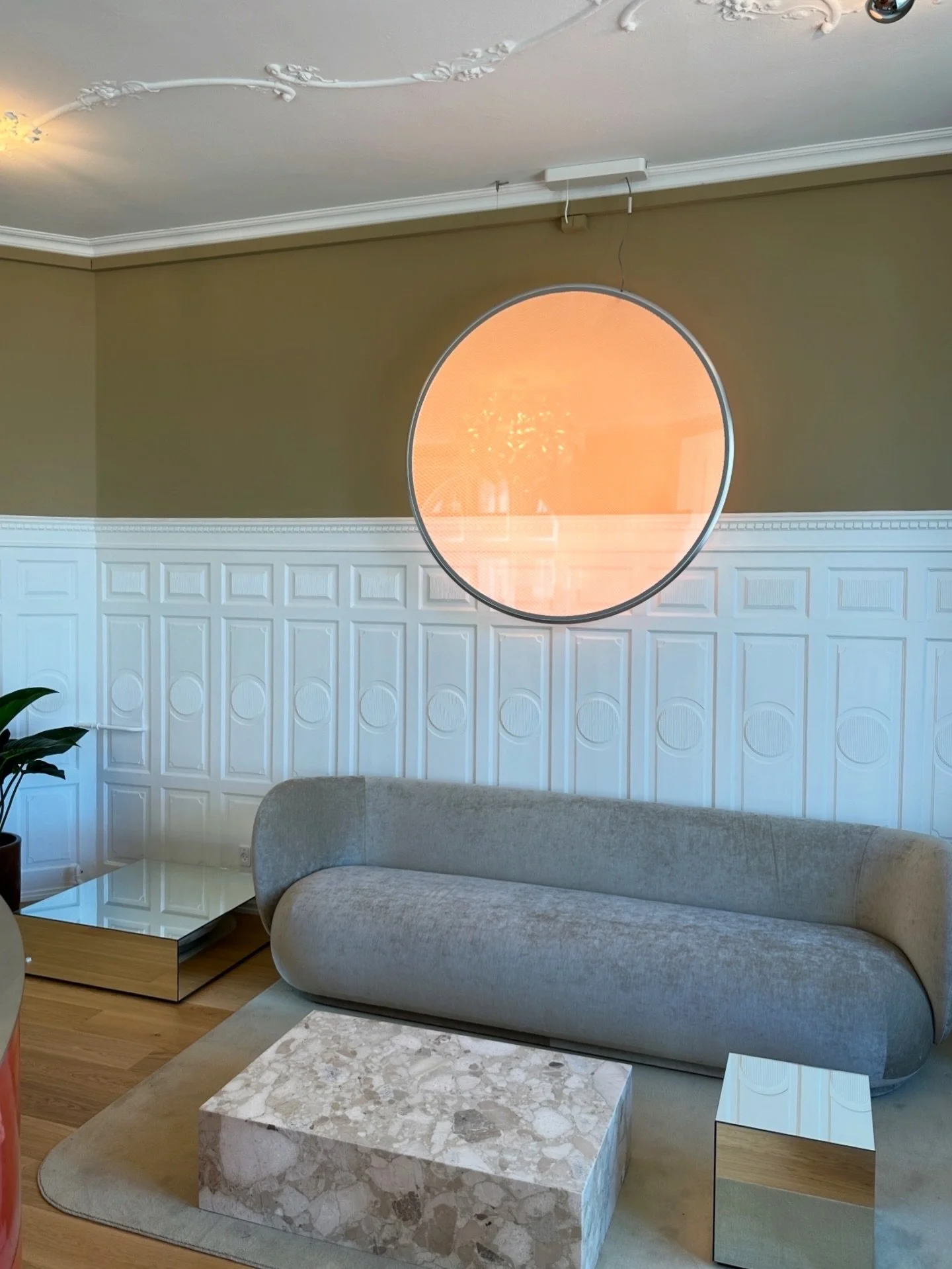 Et im&oslash;dekommende solstrejf n&aring;r du m&oslash;der ind til arbejdsdagen og den f&oslash;rste kop kaffe 🔆
 
Belysning i barception og lounge omr&aring;de som del af et st&oslash;rre kontorhotel p&aring; Gammel Kongevej 1 - Vesterbro i K&osla