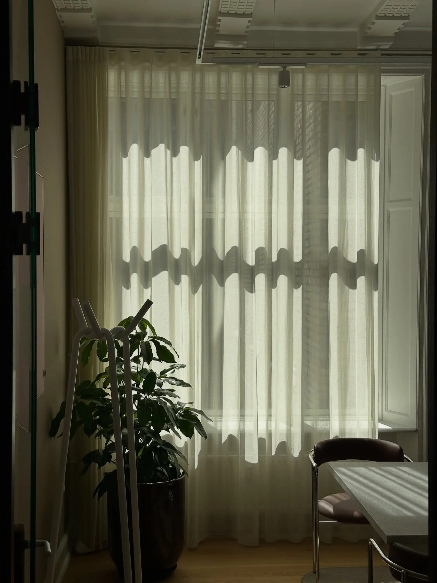 N&aring;r lys og materialitet danner rammerne for det gode samarbejde

Udpluk fra m&oslash;delokalerne p&aring; et st&oslash;rre kontorhotel p&aring; Gammel Kongevej 1 p&aring; Vesterbro i K&oslash;benhavn
.
.
.
#lightingdesign #architecturallighting