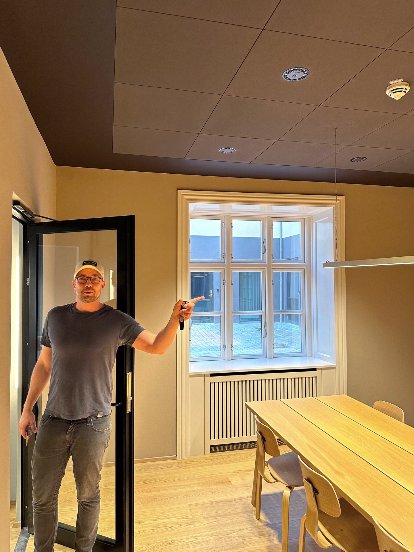 Casper er begejstret over det bl&aelig;ndfri lysmilj&oslash; p&aring; M&oslash;decentret p&aring; Bredgade 45
 
Grundbelysningen er integreret diskret i loftet hvor midterpladen er indfarvet i samme farve som loftet
 
Derudover kan sensorer og spotli