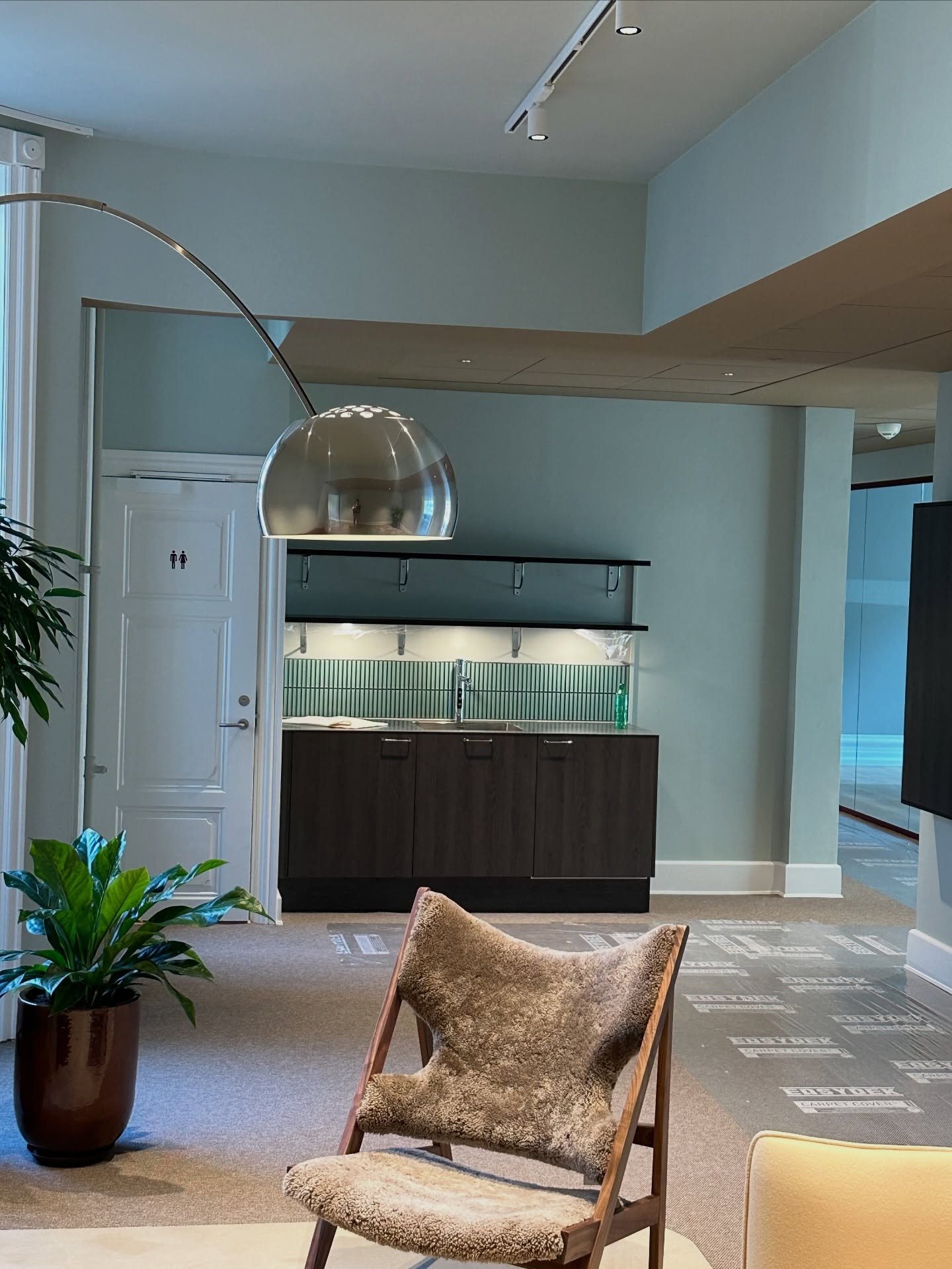 Den moderne arbejdsplads skal v&aelig;re alsidig og tiltr&aelig;kke. Her et bl&oslash;dt milj&oslash; med afd&aelig;mpet belysning

Lounge omr&aring;de som del af et st&oslash;rre kontorhotel p&aring; Gammel Kongevej 1 Vesterbro i K&oslash;benhavn 

