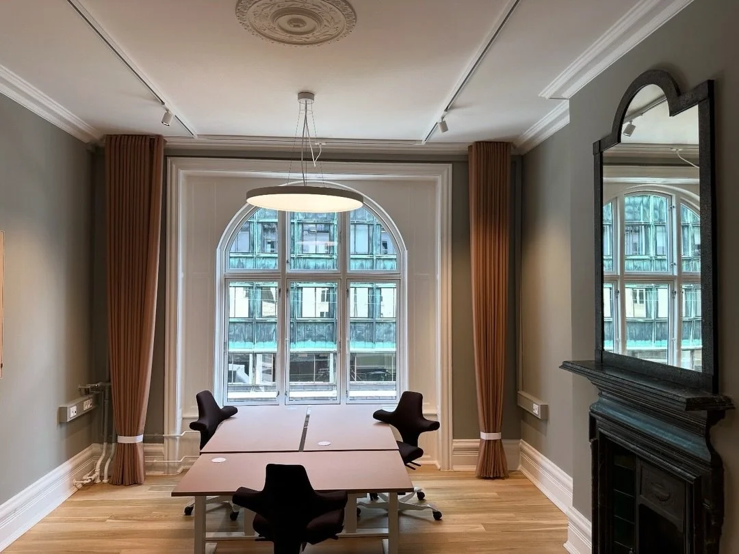 Fantastiske rum og omgivelser, og et lysmilj&oslash; hvor man kan holde fokus s&aring; l&aelig;nge det kr&aelig;ves 
 
Disse flotte rum er en del af et st&oslash;rre kontorhotel p&aring; Gammel Kongevej 1 Vesterbro i K&oslash;benhavn 
 
I selve konto