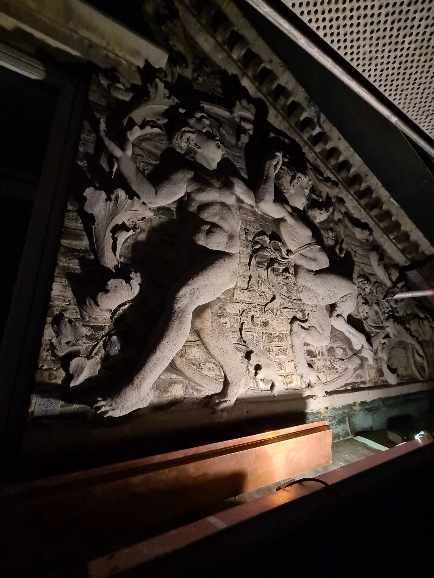 Lystests p&aring; hvordan bygningens detaljer bedst fremh&aelig;ves med nye skygger efter m&oslash;rkets frembrud 
 
Unders&oslash;gelser om facadebelysning p&aring; det bevaringsv&aelig;rdige 'Det gr&aring; hus' i Carlsbergbyen i K&oslash;benhavn
 
