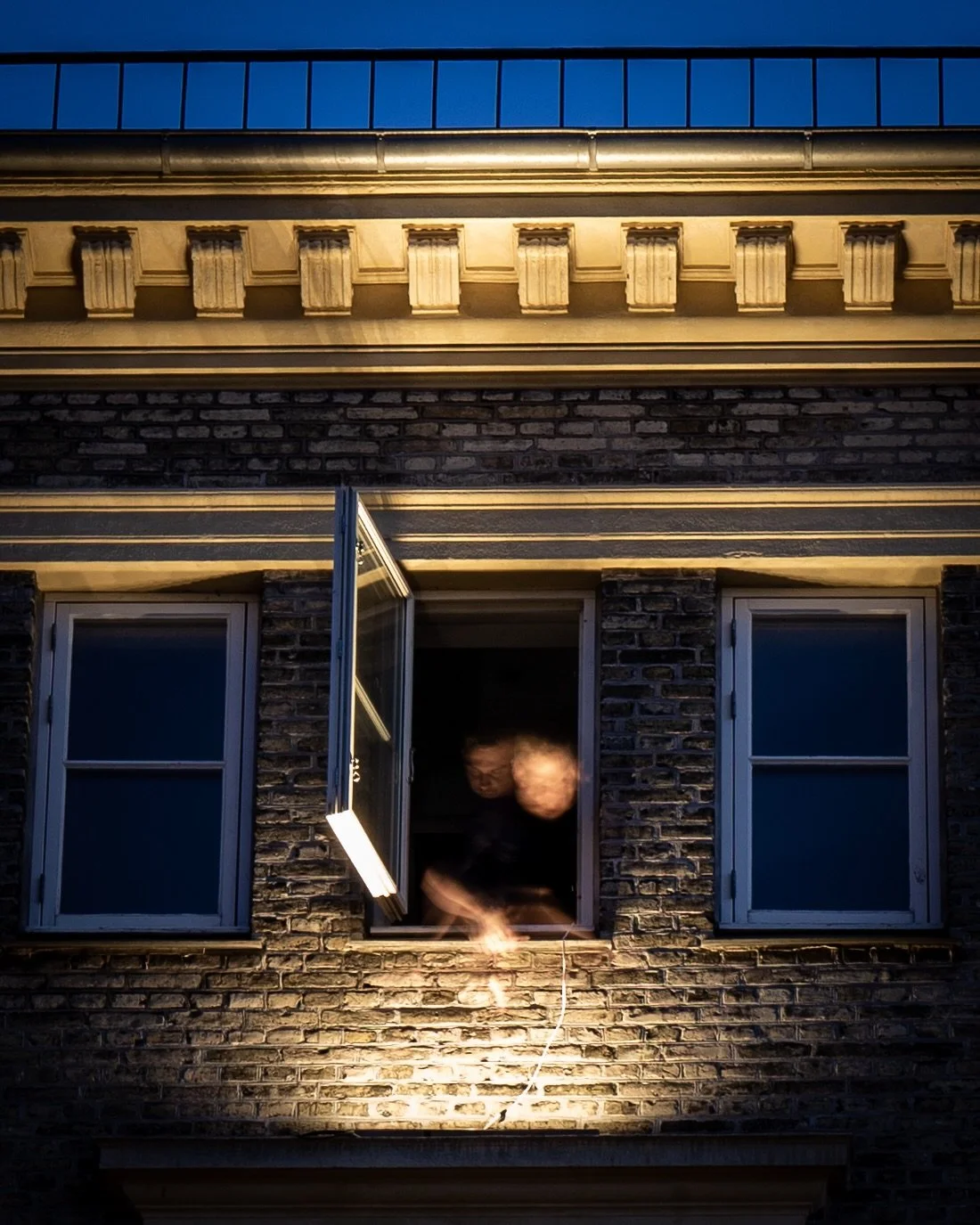 Aktivering af facaden p&aring; Det Gr&aring; Hus i Carlsberg byen 

Vi tester spredninger, lysfarver, kompositioner og kombinerer belysningtyper for at f&aring; det &oslash;nskede resultat

Lystesten er tilbage fra 2020 hvor vi stod for hele belysnin