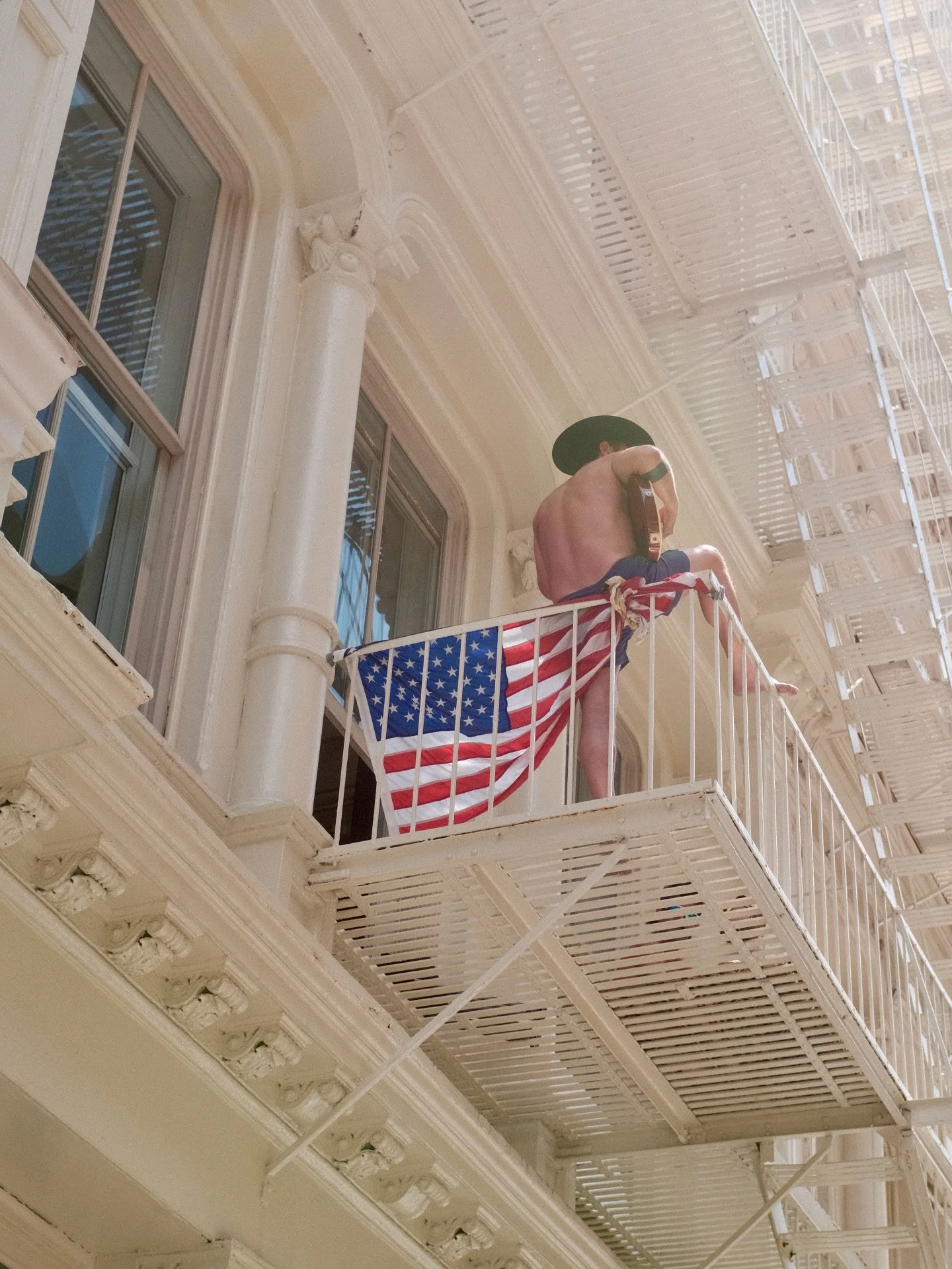 Fire escape troubadour 🎸 🇺🇸 
(Name that tune)
__
#unplugged #seetheworld