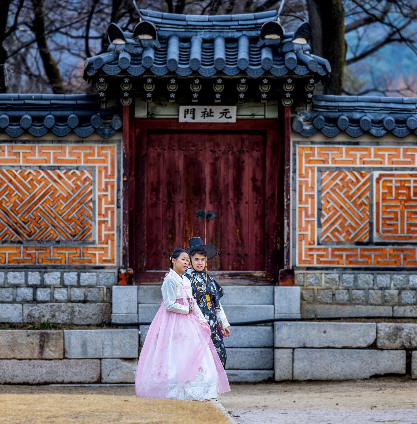A couple in traditional Korean #hanbok outfits at the #Gyeongbokgung palace