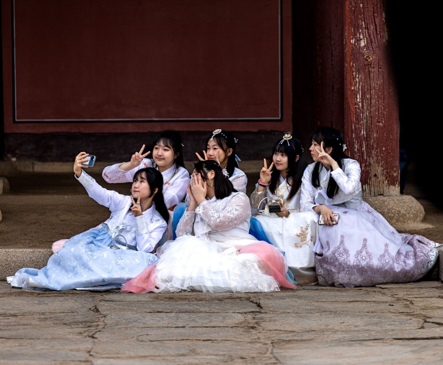 Children in traditional Korean #hanbok outfits posing for a selfie at the #Gyeongbokgung palace