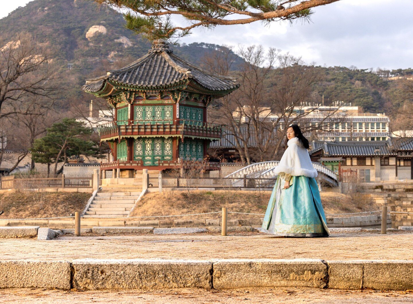 A woman in traditional Korean #hanbok outfit at the #Gyeongbokgung palace, in front of picturesque #Hyangwonjeong pavilion