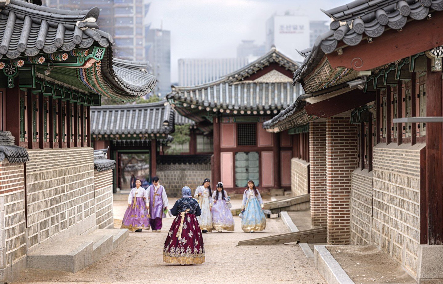 A beautiful moment captured at the #Gyeongbokgun in Seoul as these women cross paths in traditional #hanbok outfits