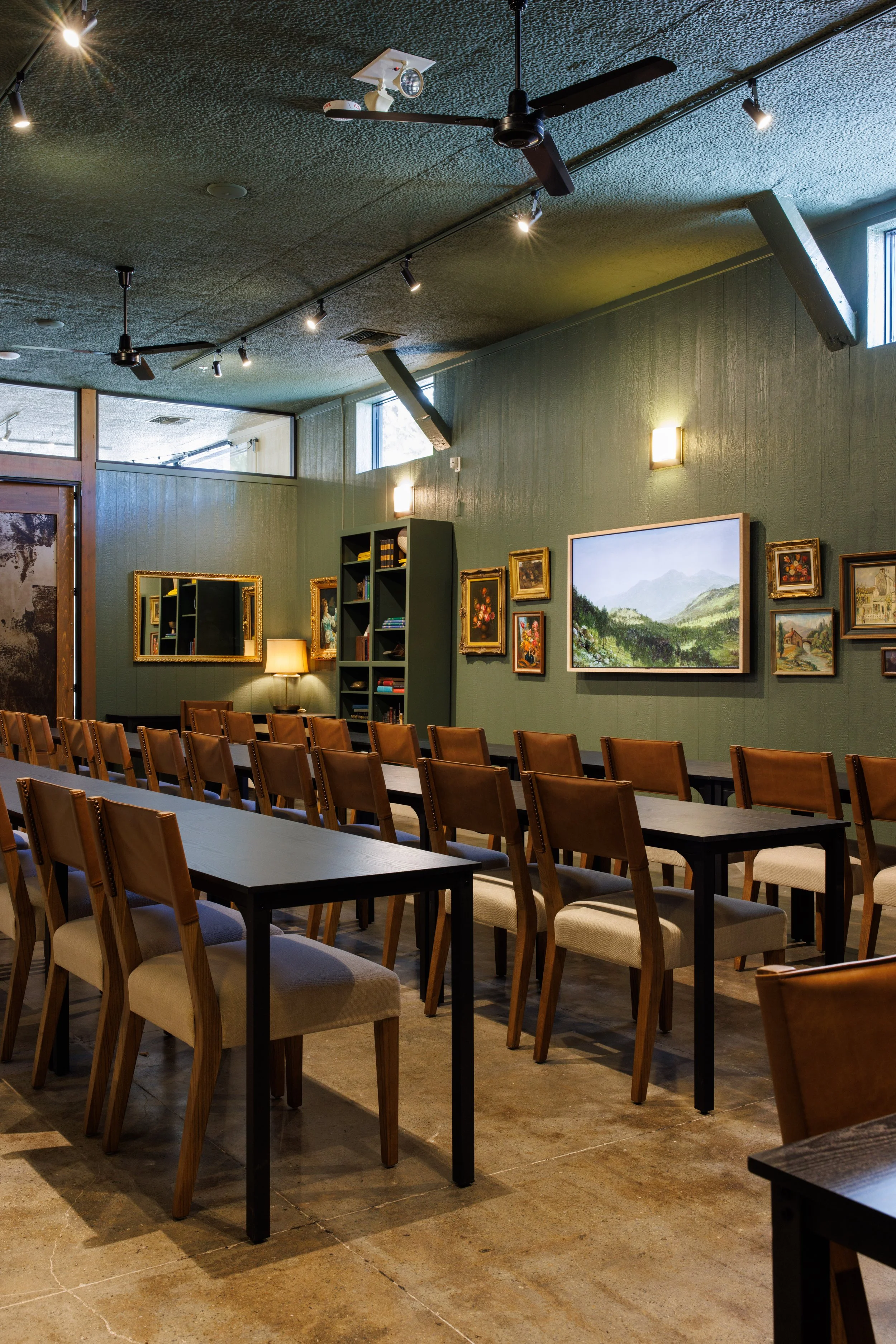 The Library at The Westport offers 730 square feet of sophisticated meeting space in Downtown Chico. With its signature green walls and creative atmosphere, it’s the premier choice for corporate board meetings, professional trainings, and strategic w