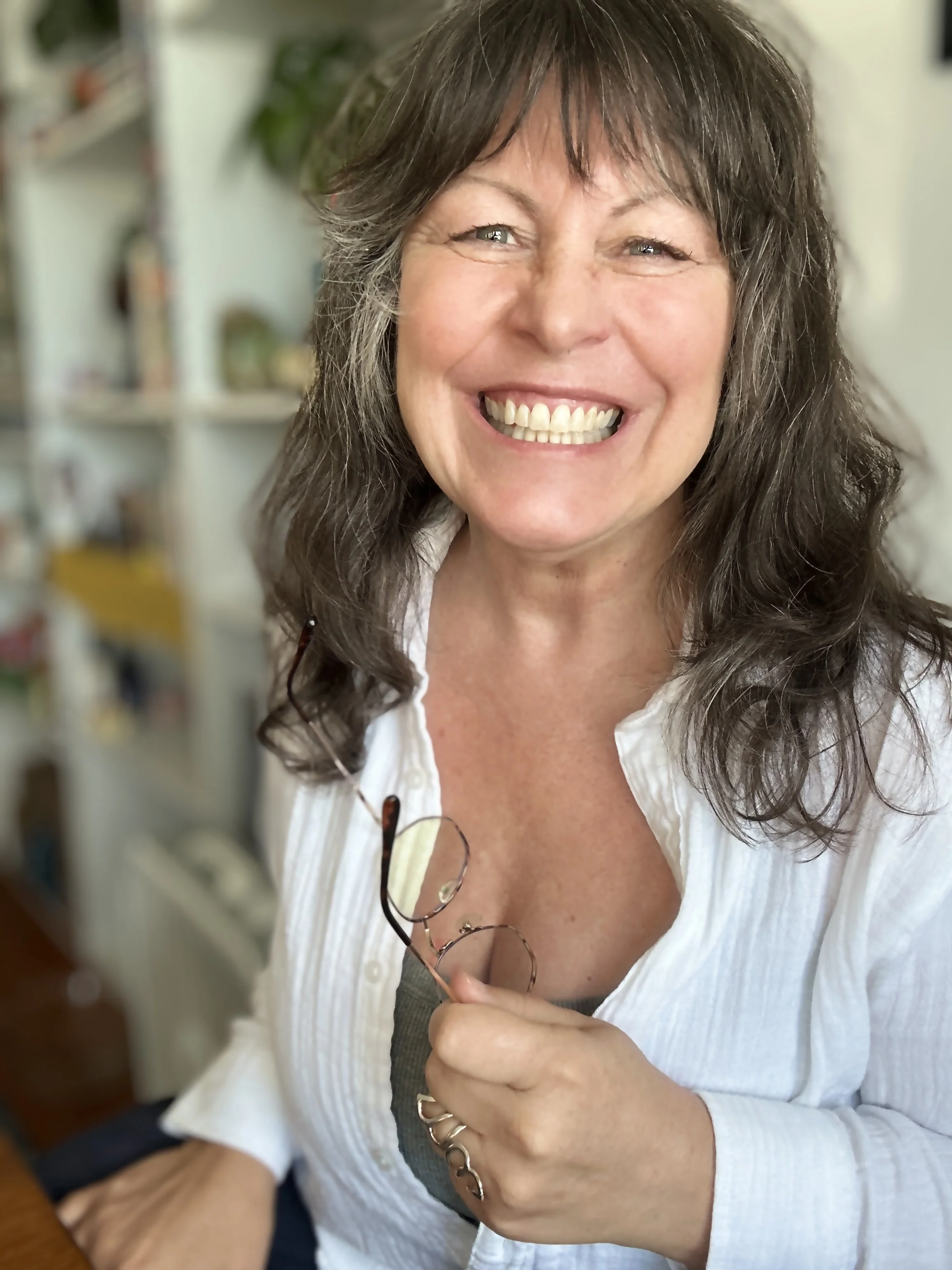 Michelle Lyall. Writer, integrative practitioner, founder-side partner and systems thinker with 40 years of experience in human behavior, body-centered healing, intuition, leadership, business and systems.