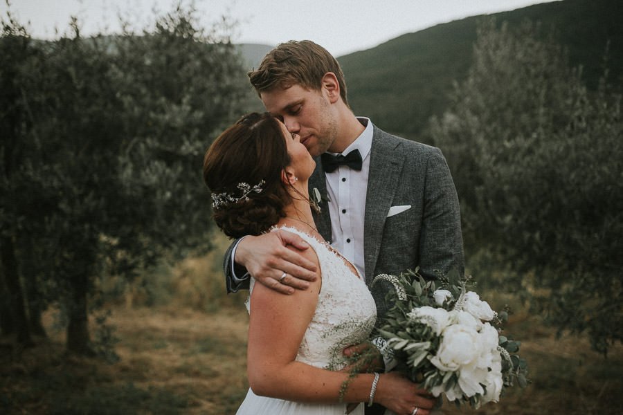 hochzeitsfotograf-italien-toskana-arrezzo-tuscany-wedding-planer-free-elopement-hochzeit-paar-hochzeitsfotograf-braut-00107.jpg