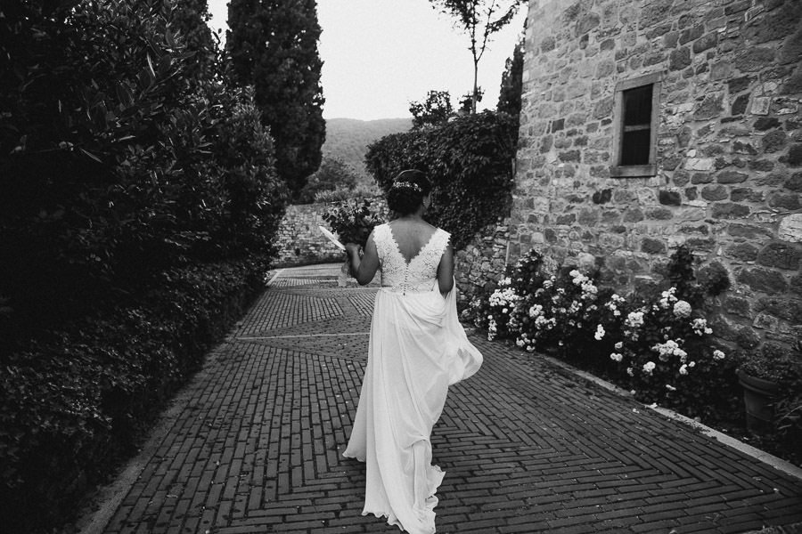 hochzeitsfotograf-italien-toskana-arrezzo-tuscany-wedding-planer-free-elopement-hochzeit-paar-hochzeitsfotograf-braut-00079.jpg