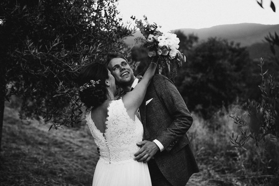 hochzeitsfotograf-italien-toskana-arrezzo-tuscany-wedding-planer-free-elopement-hochzeit-paar-hochzeitsfotograf-braut-00098.jpg