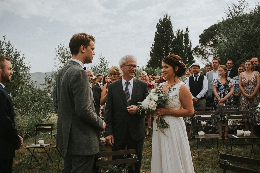 hochzeitsfotograf-italien-toskana-arrezzo-tuscany-wedding-planer-free-elopement-hochzeit-paar-hochzeitsfotograf-braut-00045.jpg