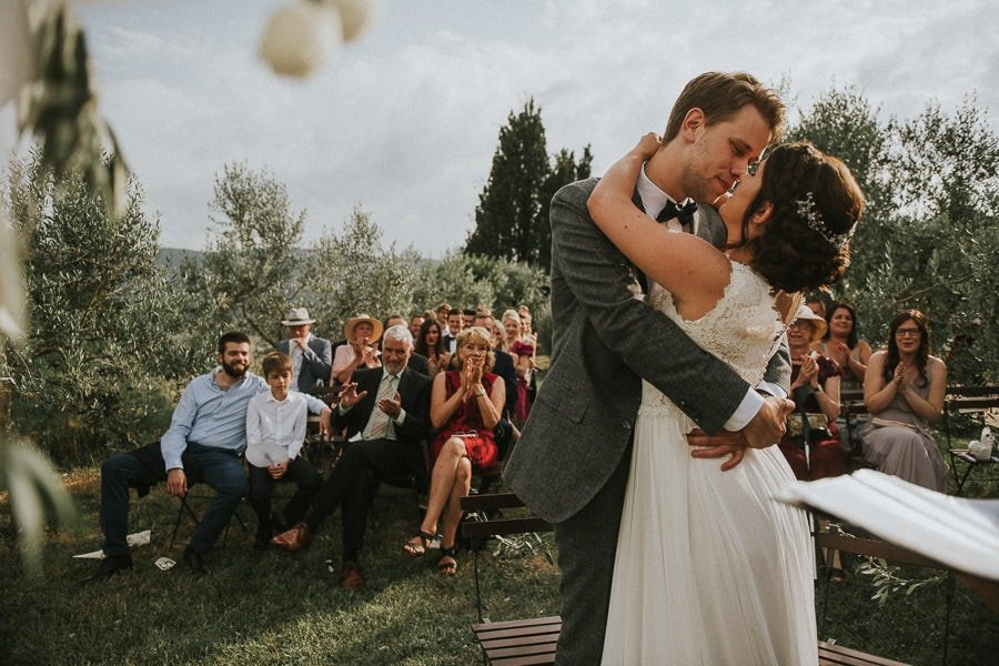 hochzeitsfotograf-italien-toskana-arrezzo-tuscany-wedding-planer-free-elopement-hochzeit-paar-hochzeitsfotograf-braut-00050.jpg