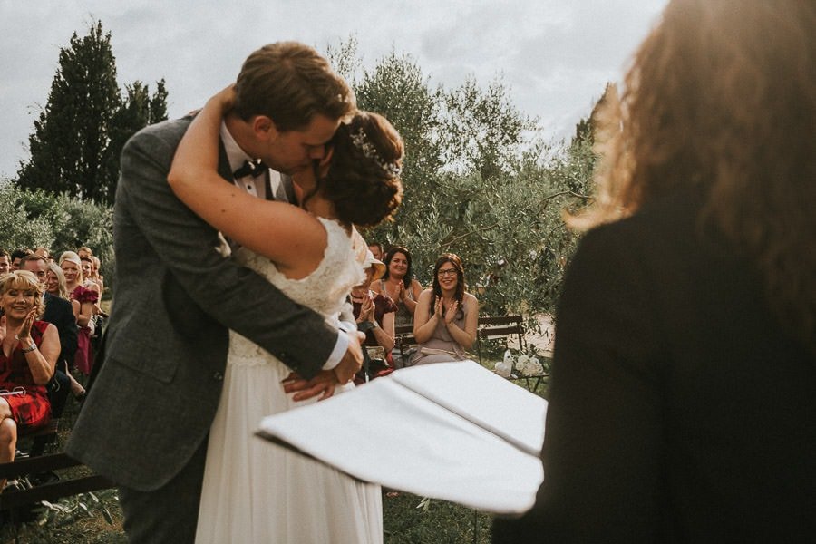 hochzeitsfotograf-italien-toskana-arrezzo-tuscany-wedding-planer-free-elopement-hochzeit-paar-hochzeitsfotograf-braut-00051.jpg