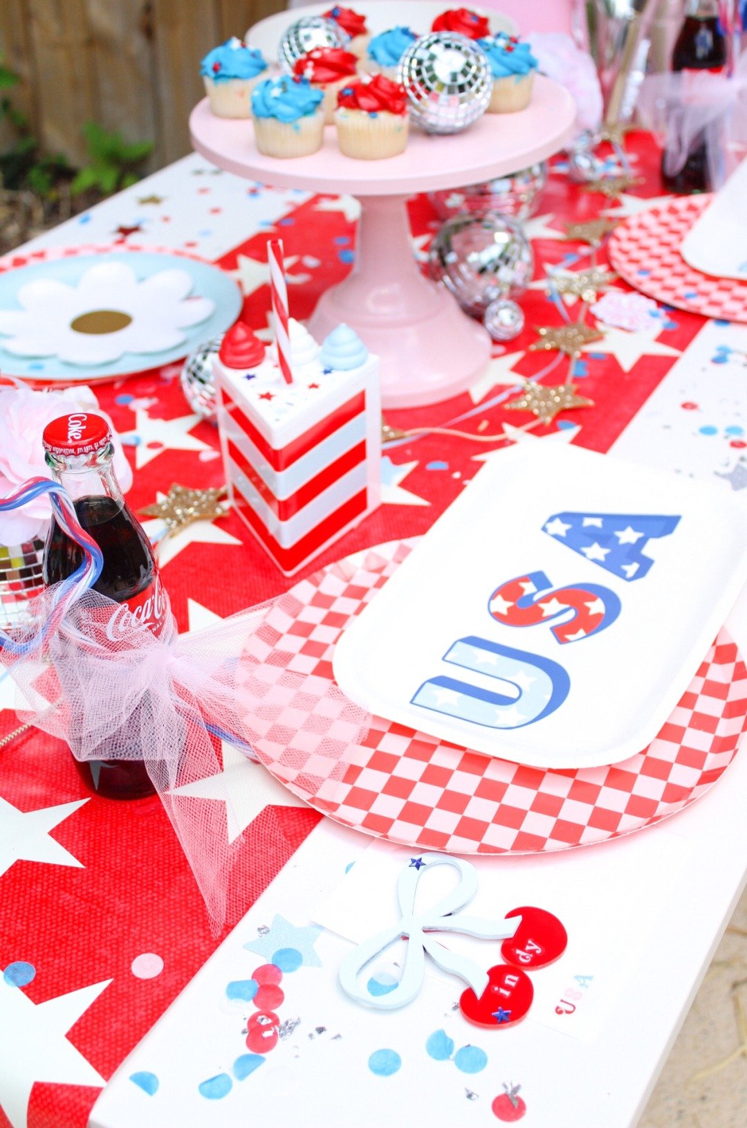 Red, white, and disco balls 🪩 🇺🇸

Serving star-spangled sparkle with a side of cupcakes, Coca-Cola, and cherry charm this 4th of July! Let freedom (and glitter) ring! ✨🍒🧁

#FourthOfJulyParty #PatrioticParty #USA #RedWhiteAndCute #PartyPlannerLif