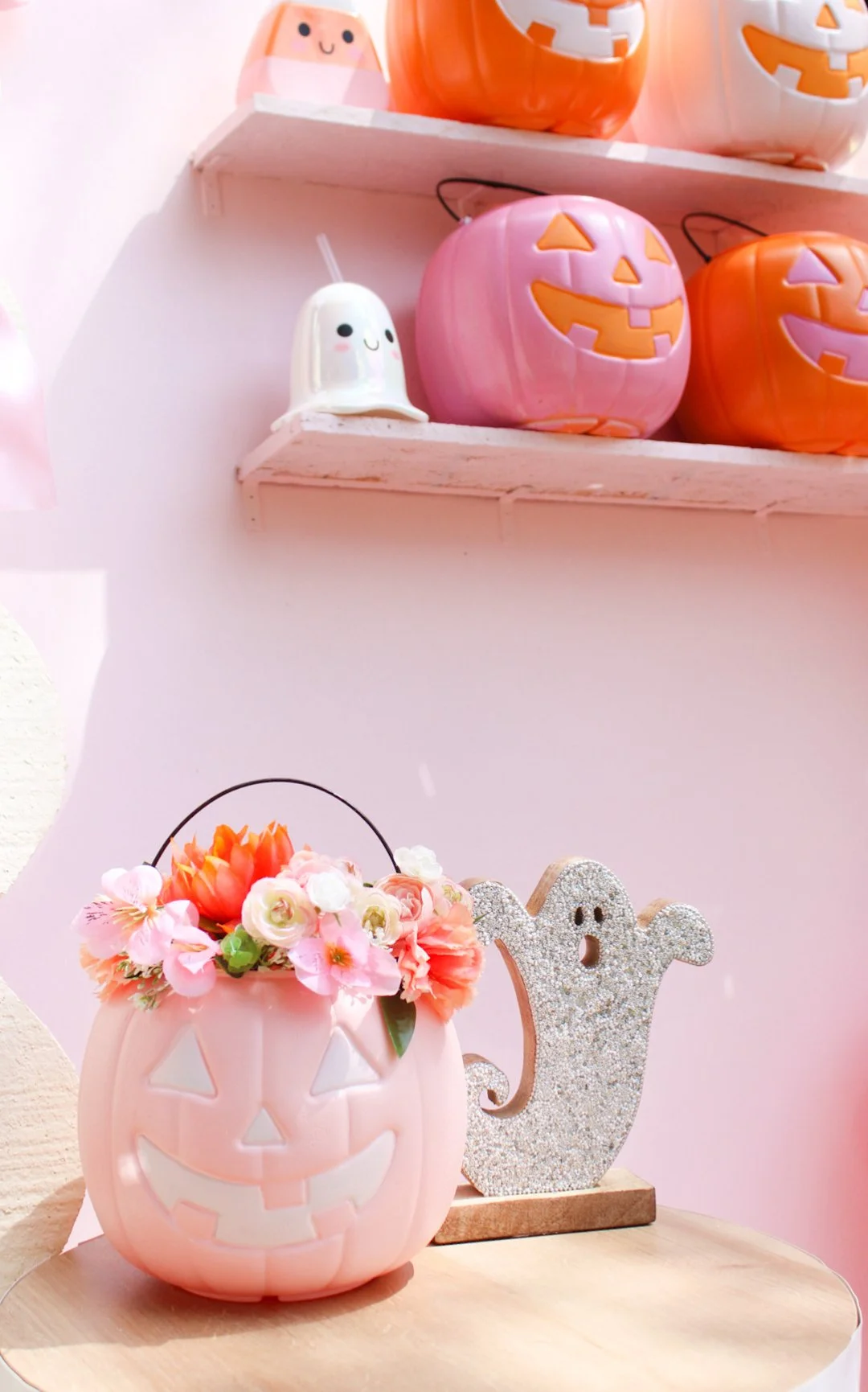 Pastel pumpkins and glitter ghosts &mdash; it&rsquo;s a boo-tiful thing 👻🌸 Who else is all for the girly Halloween aesthetic?